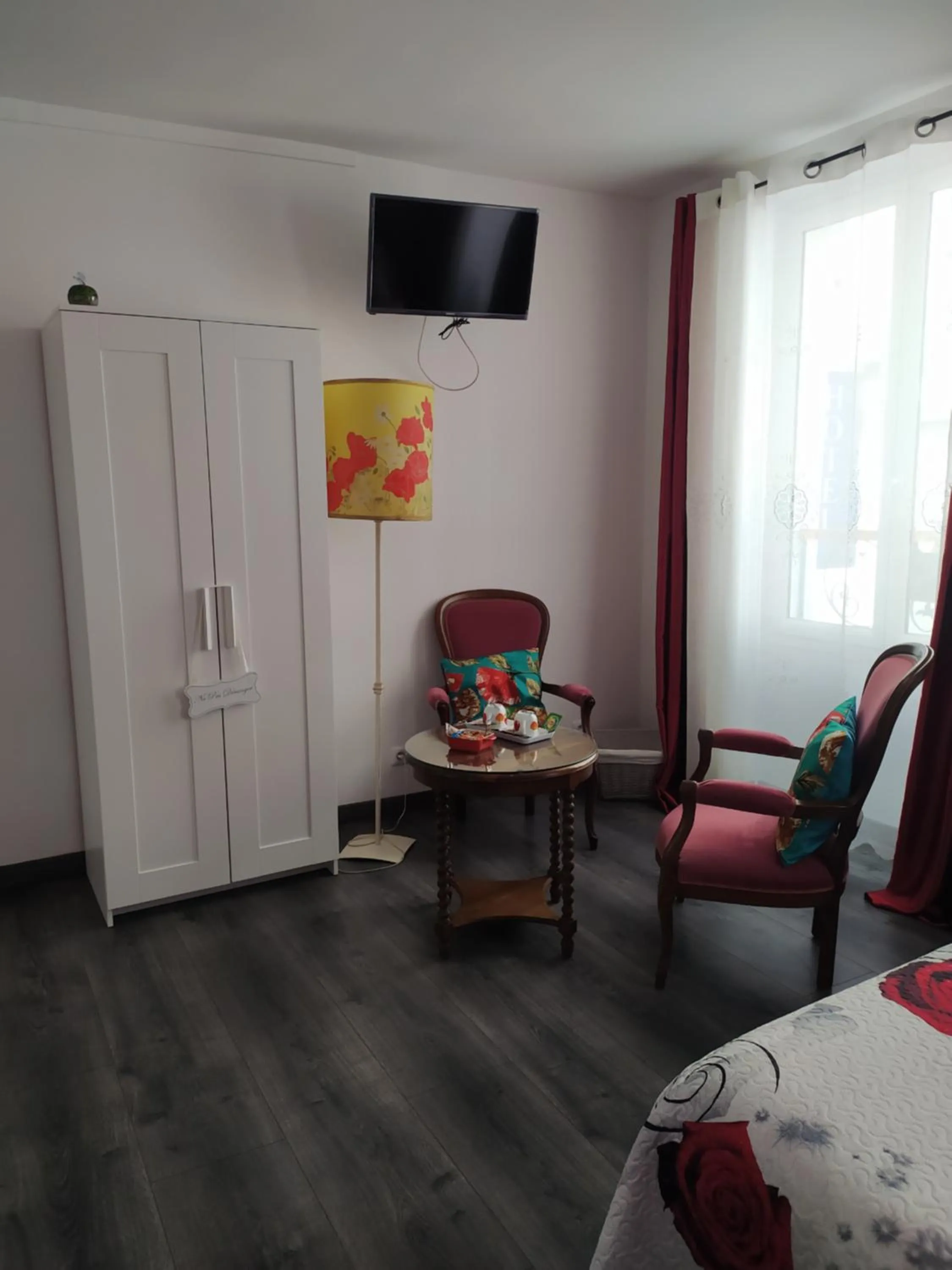 Bed in Les Coquelicots