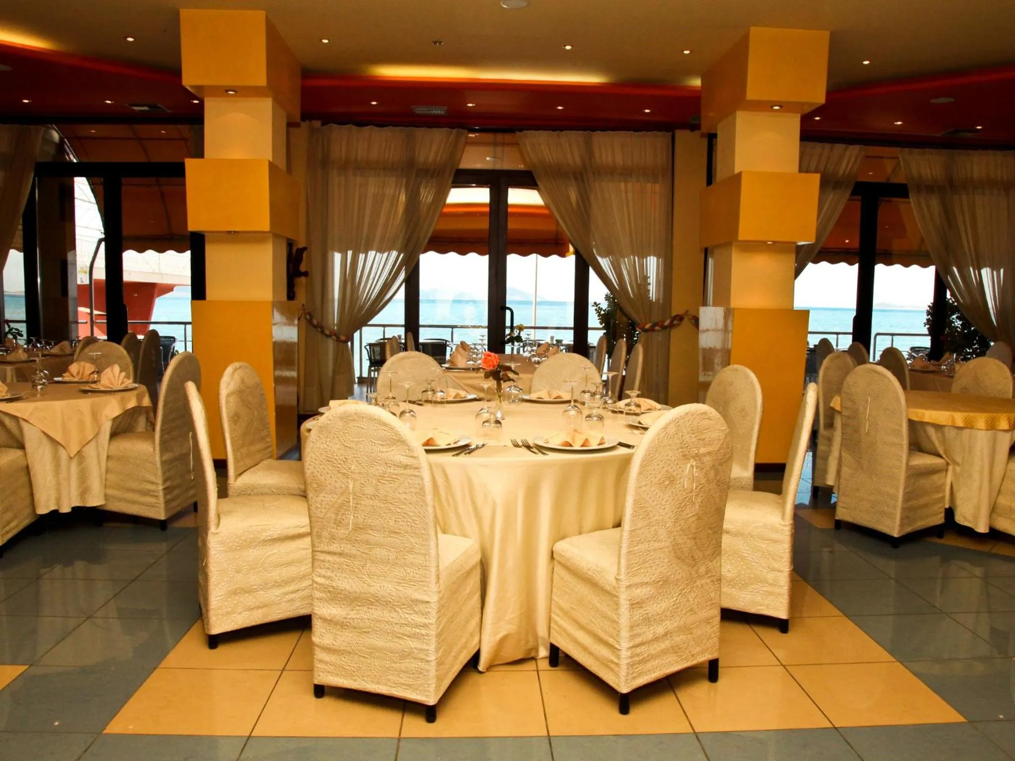 Restaurant/places to eat in Hotel New York