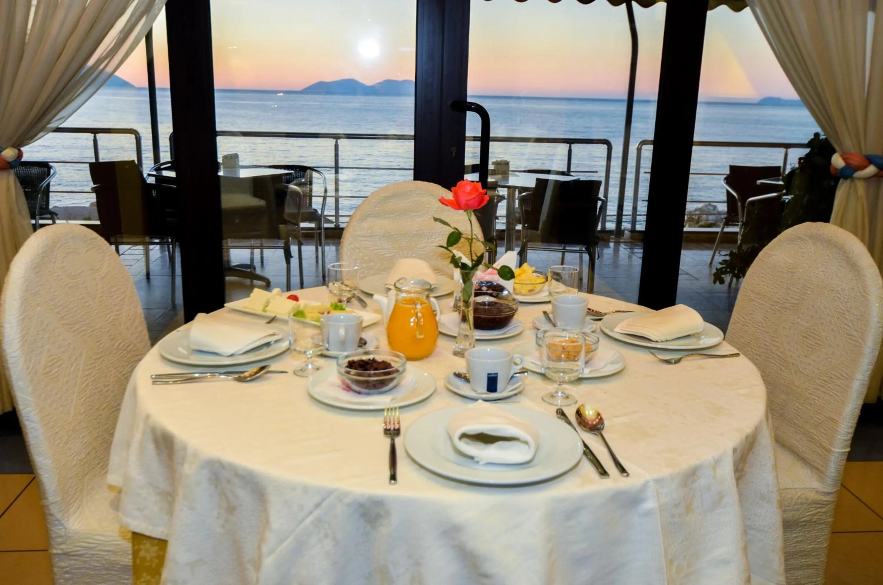 Restaurant/places to eat in Hotel New York