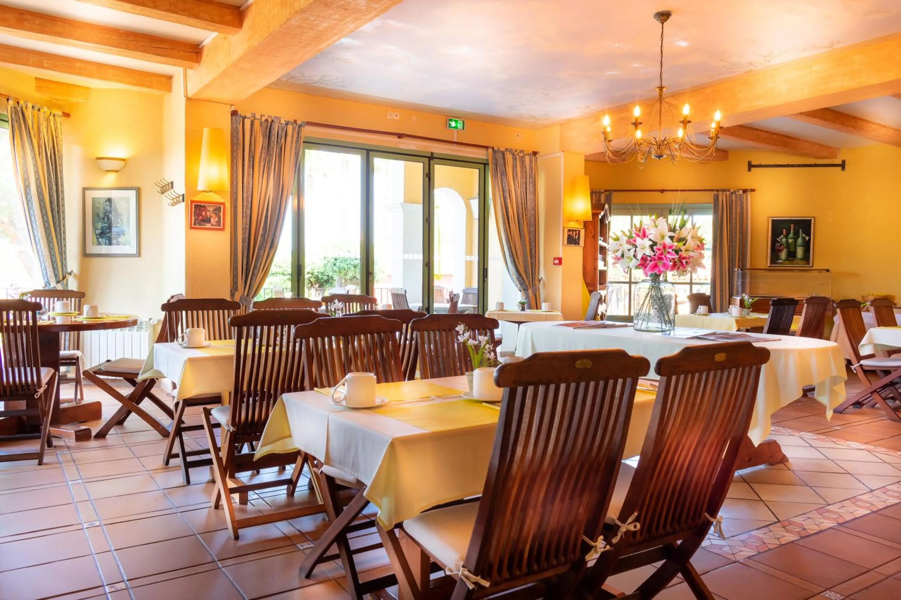 Restaurant/places to eat in Hotel La Romarine