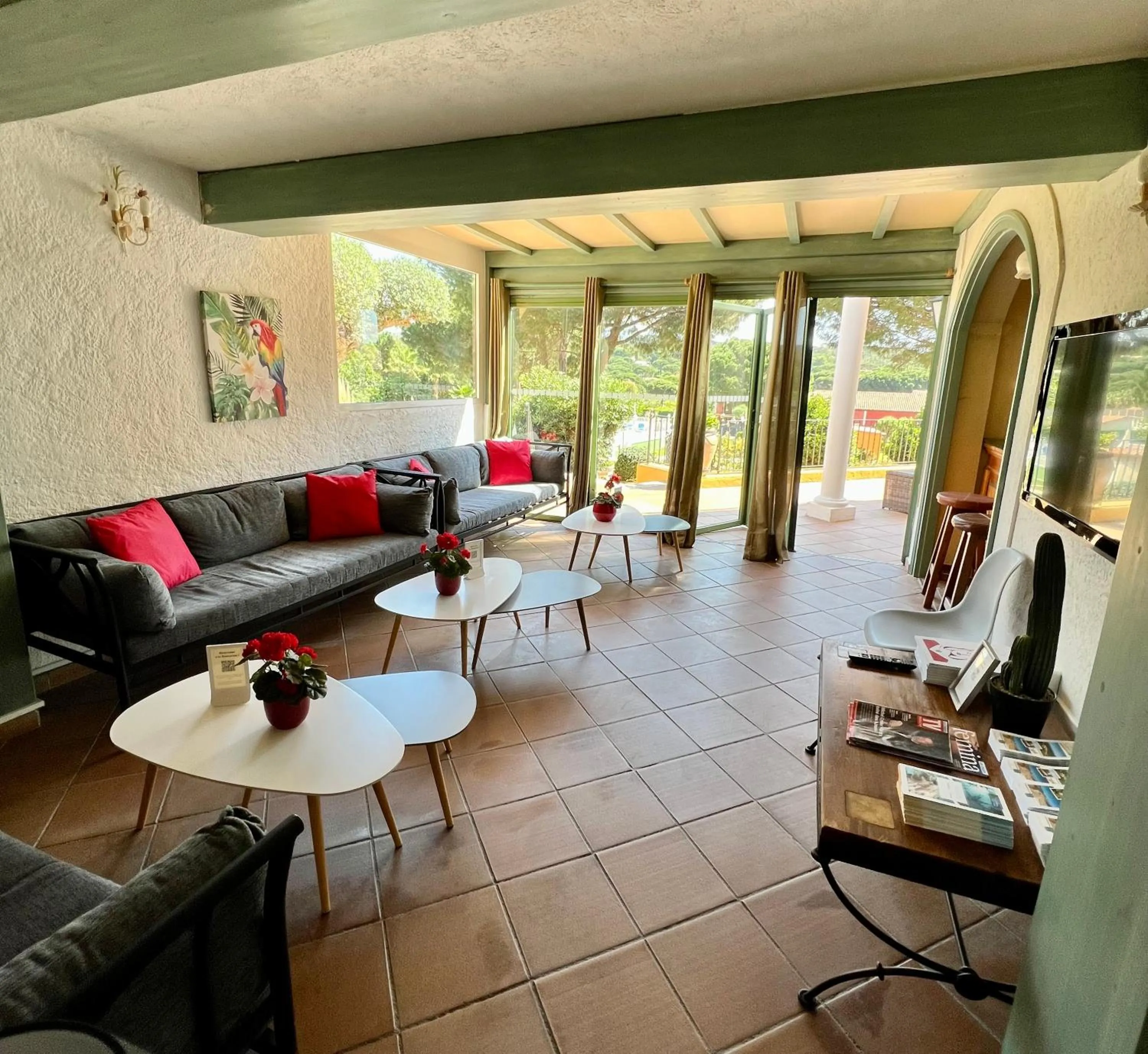 Communal lounge/ TV room in Hotel La Romarine