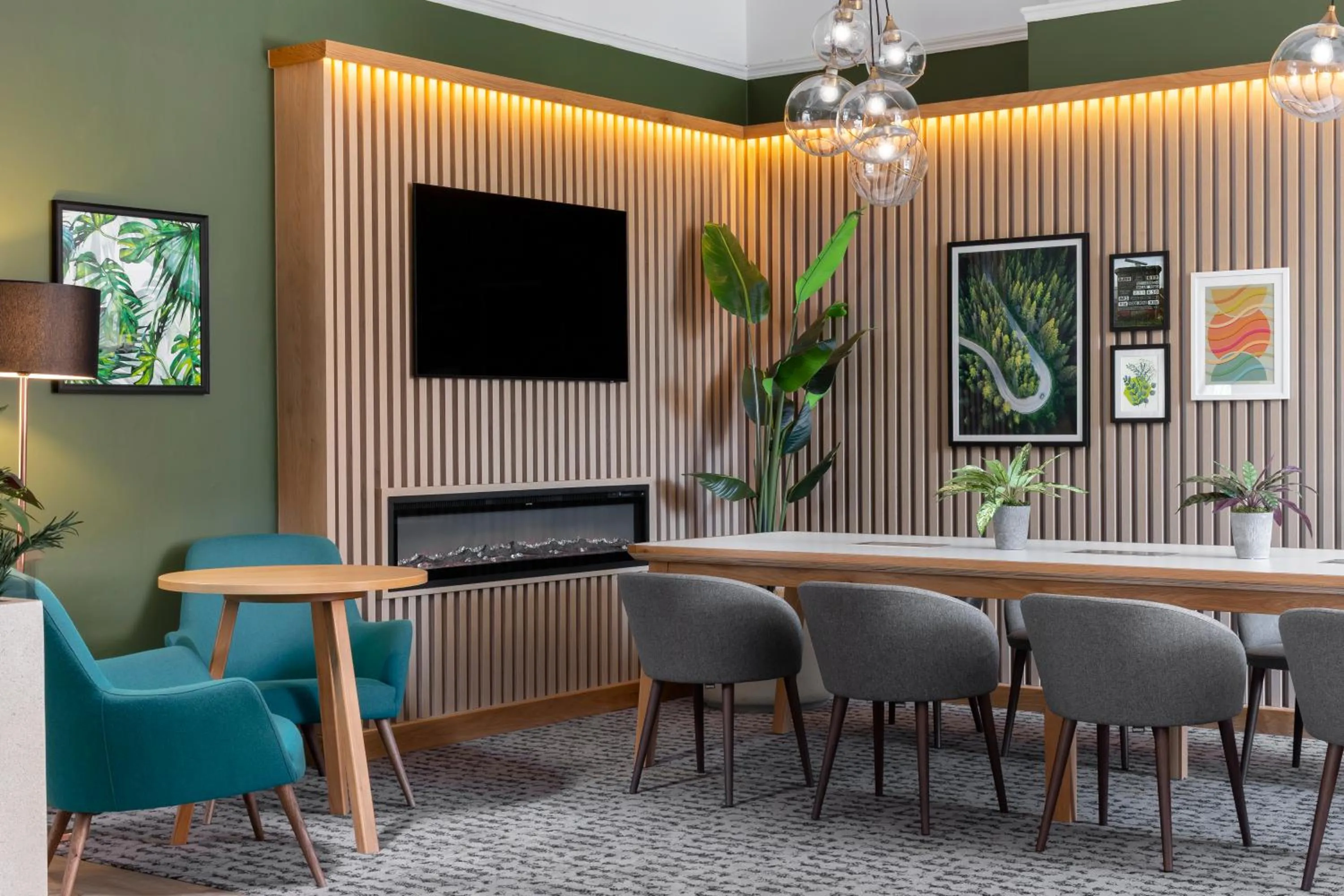 Lounge or bar in Holiday Inn Farnborough by IHG
