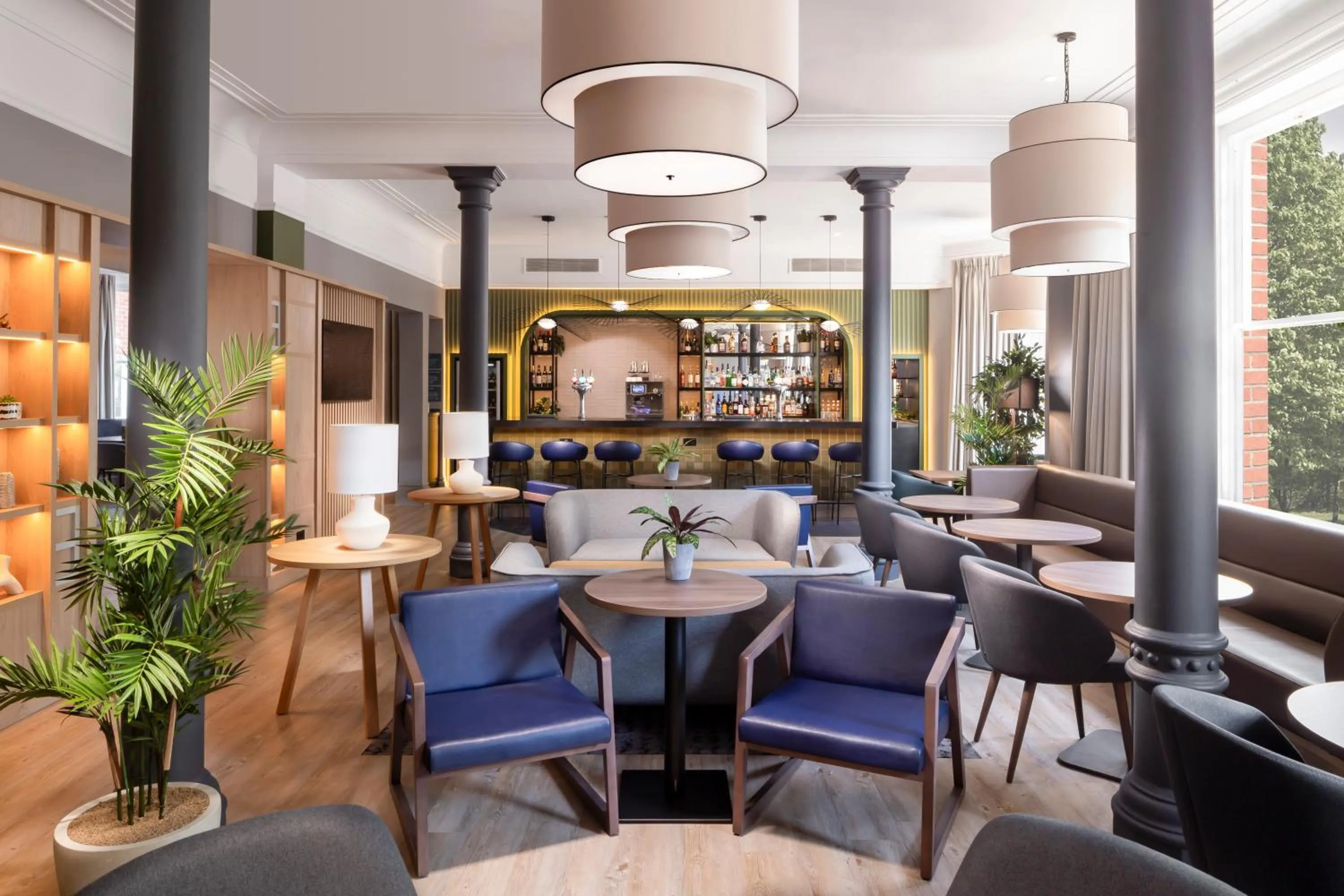 Lounge or bar in Holiday Inn Farnborough by IHG