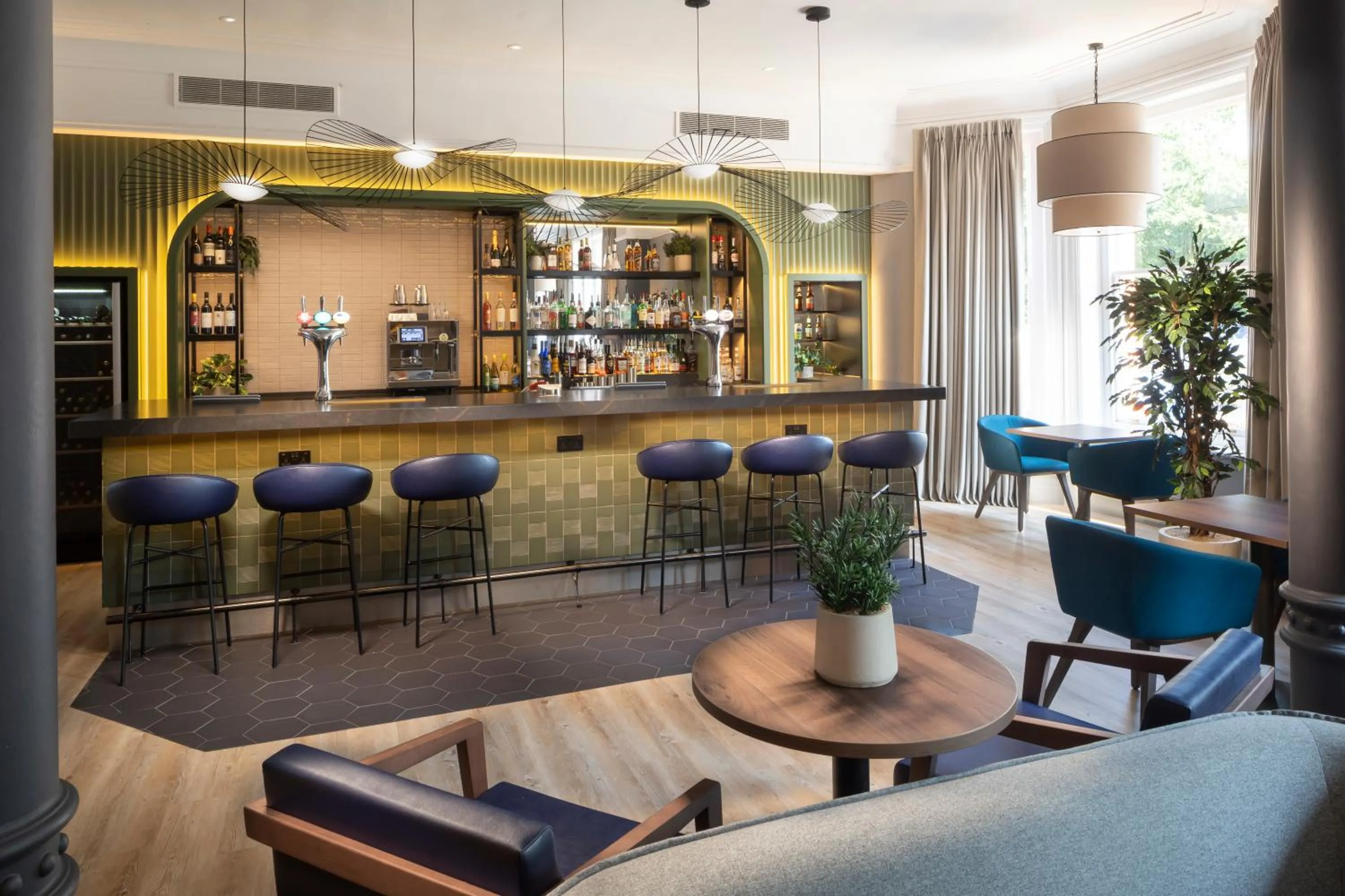 Lounge or bar in Holiday Inn Farnborough by IHG