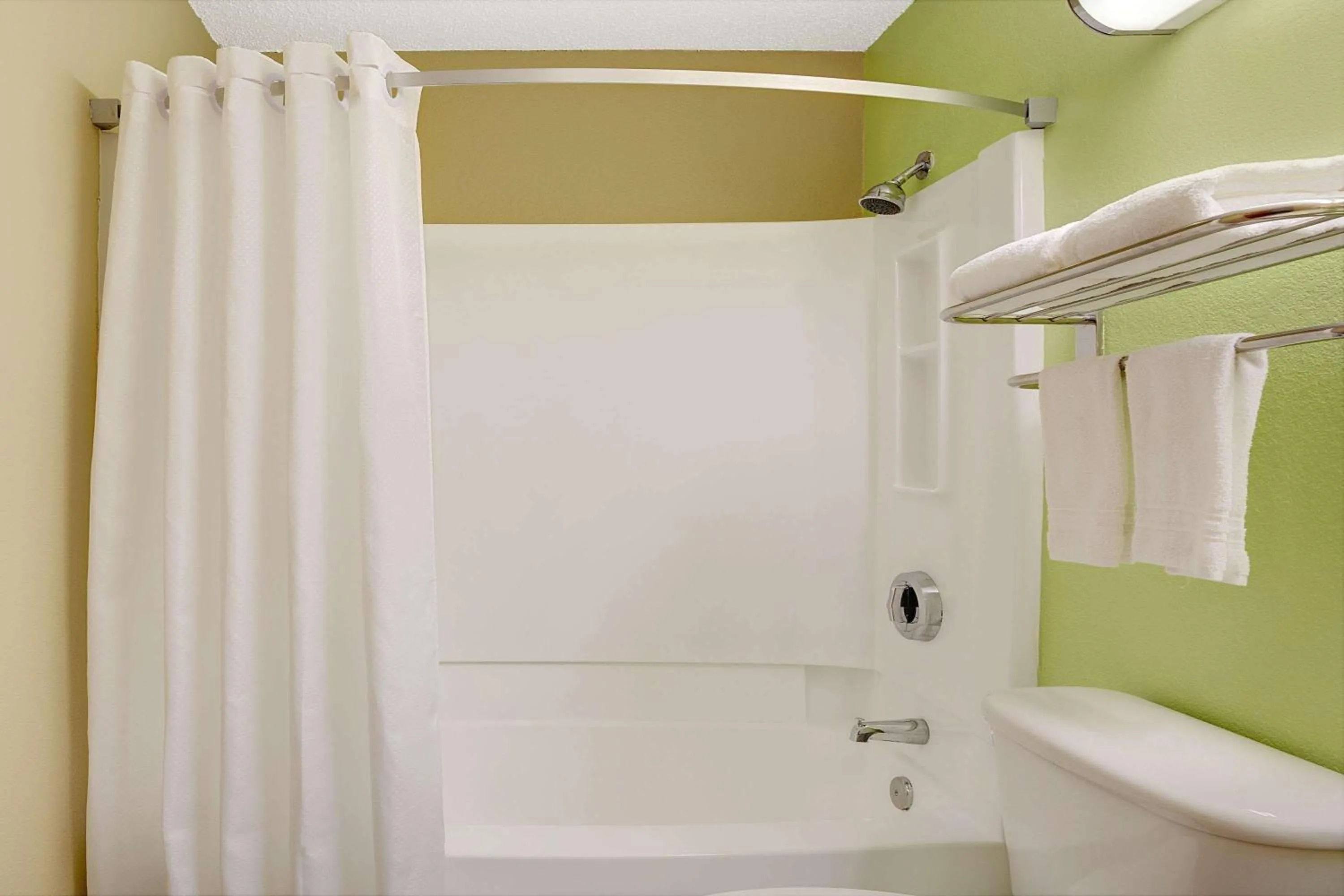 Bathroom in Economy 7 Inn Chesapeake - Portsmouth