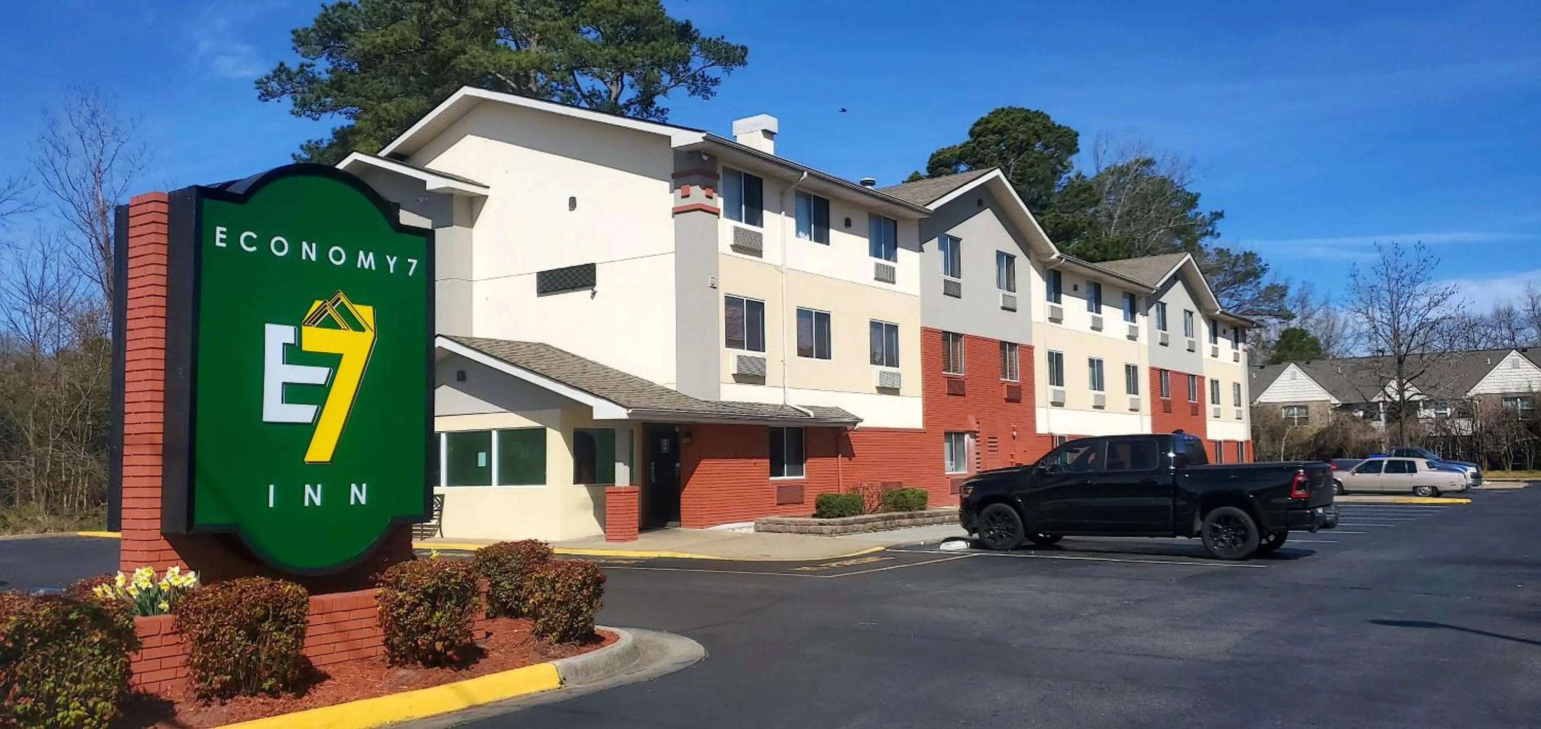 Property building in Economy 7 Inn Chesapeake - Portsmouth