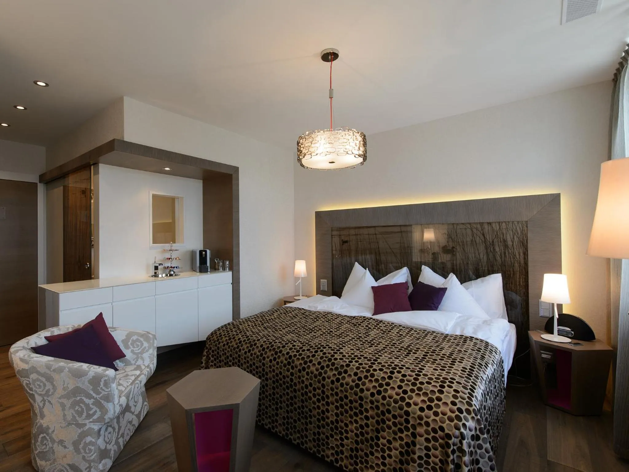 Photo of the whole room, Bed in Hotel-Restaurant-Schifflände