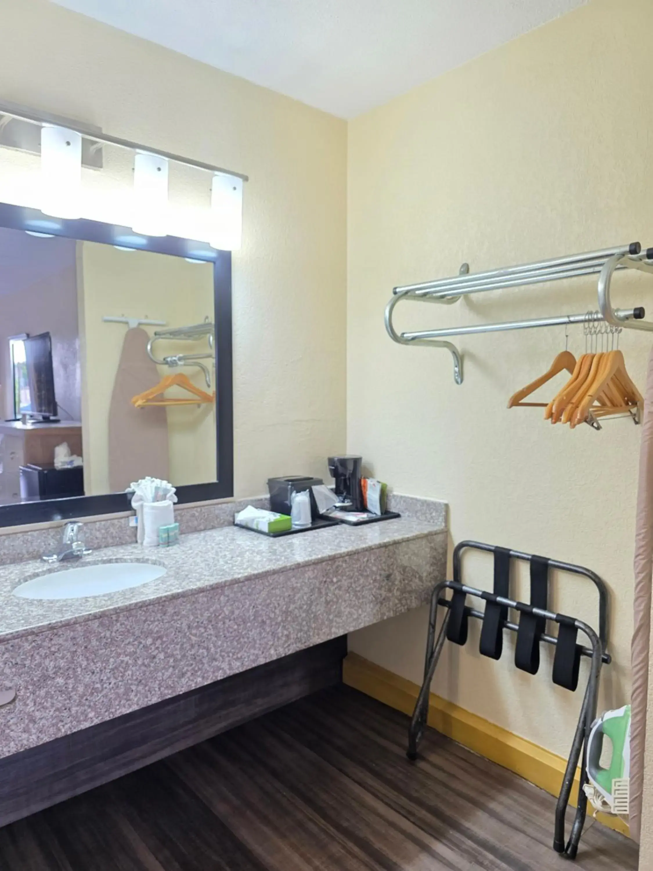 Double Room - Disability Access in Chattanooga Heritage Inn Double Room - Disability Access in Chattanooga Heritage Inn