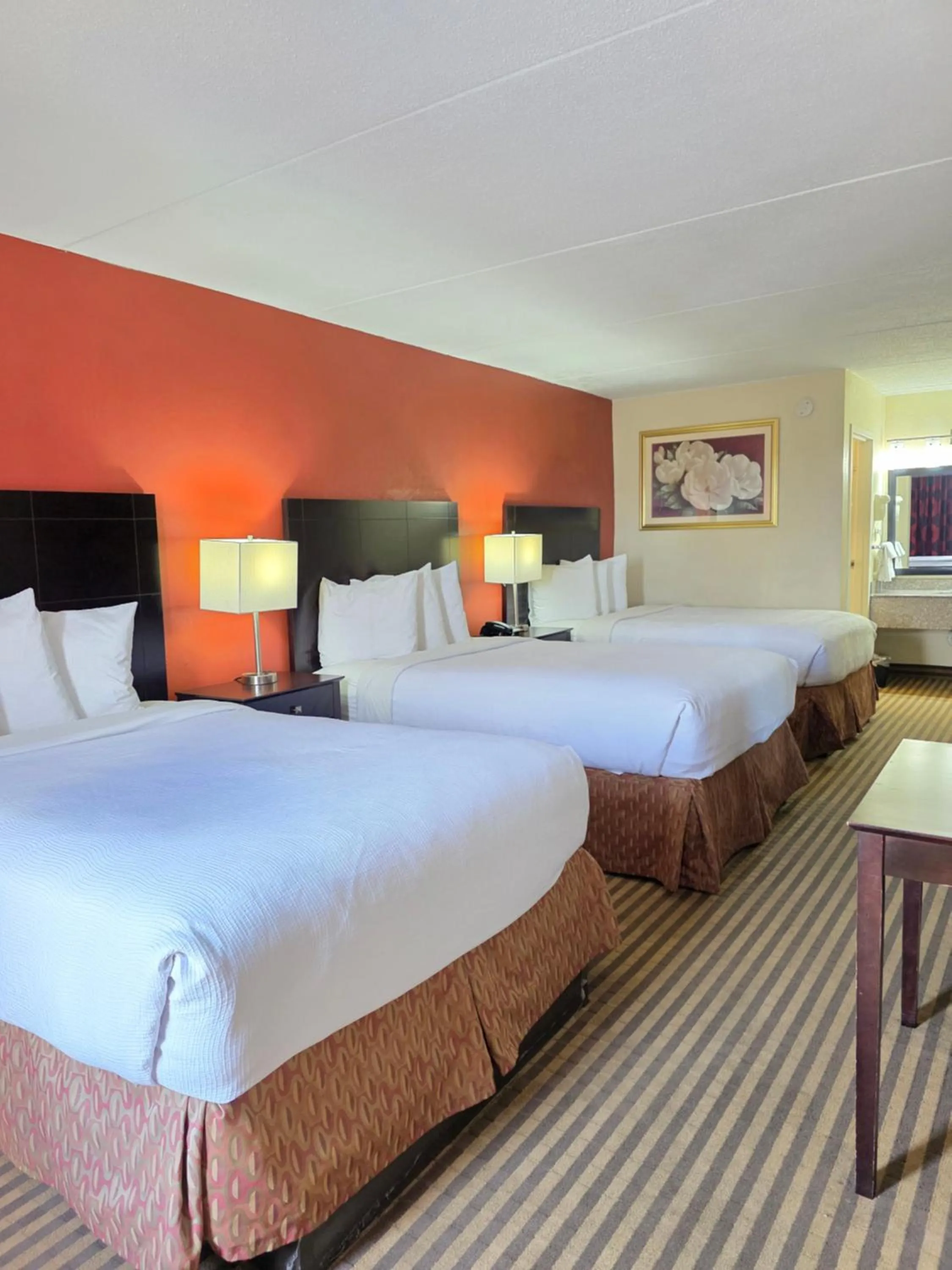 Bed in Chattanooga Heritage Inn