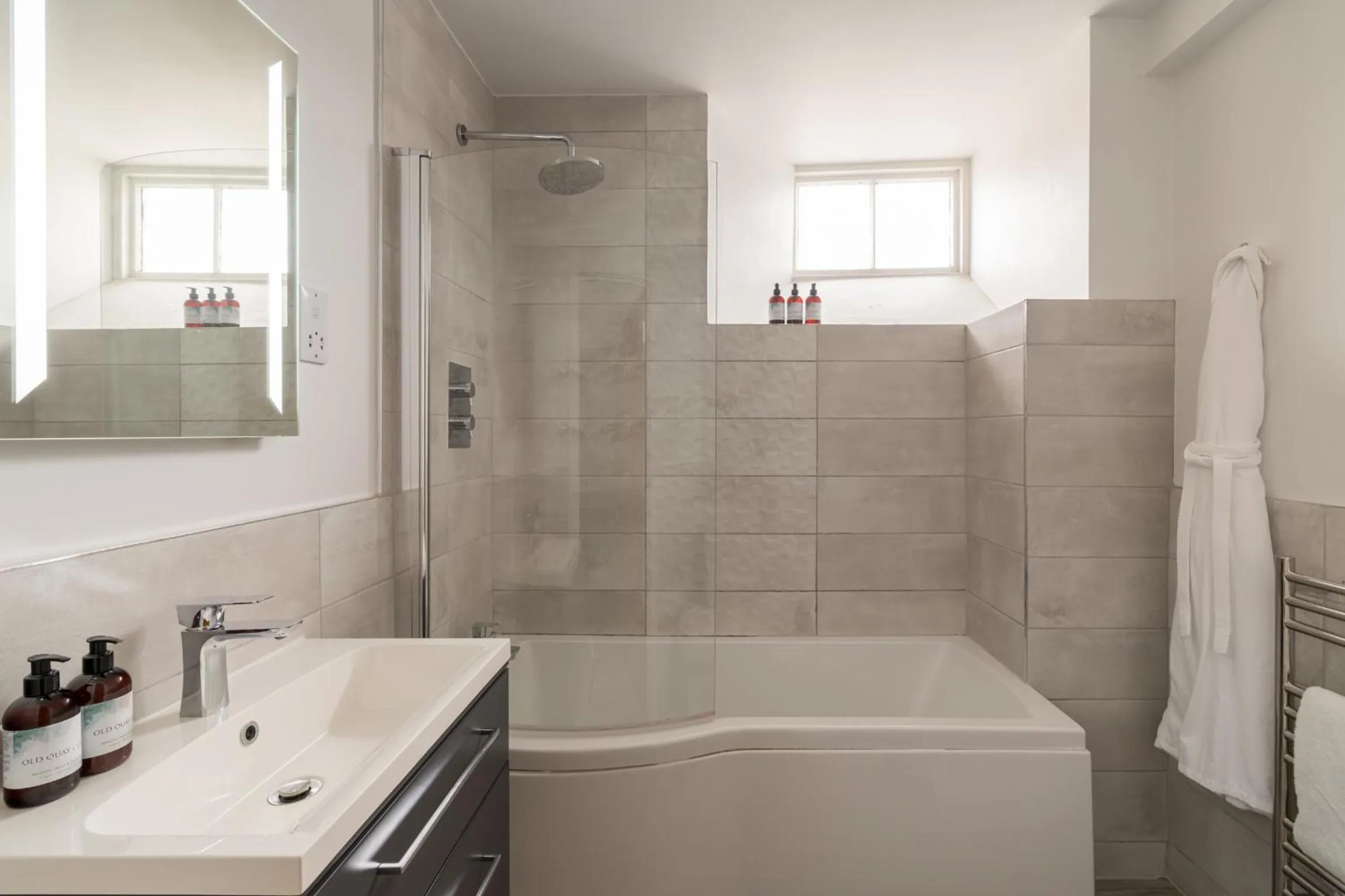 Shower in The Old Quay House Hotel