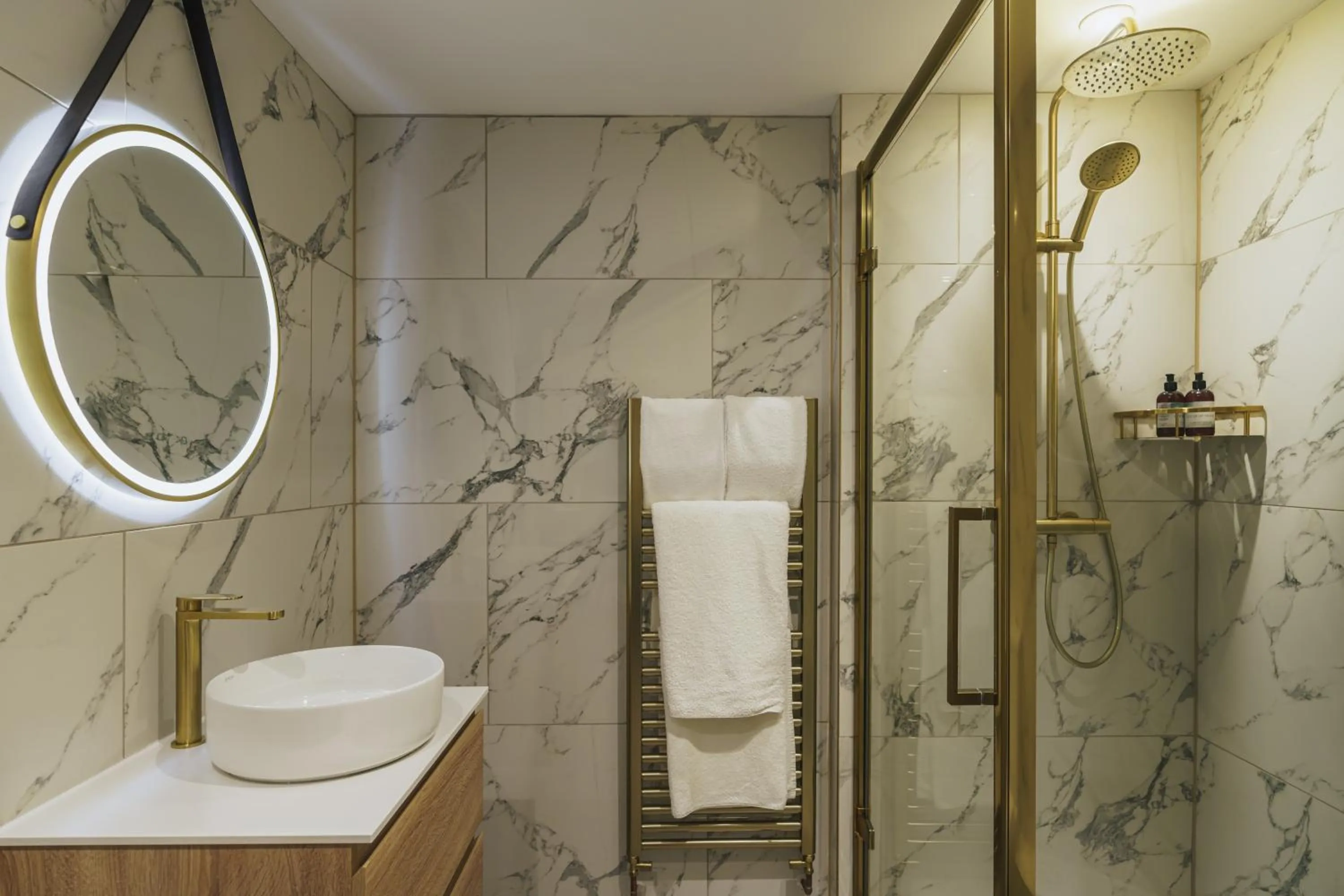 Shower in The Old Quay House Hotel