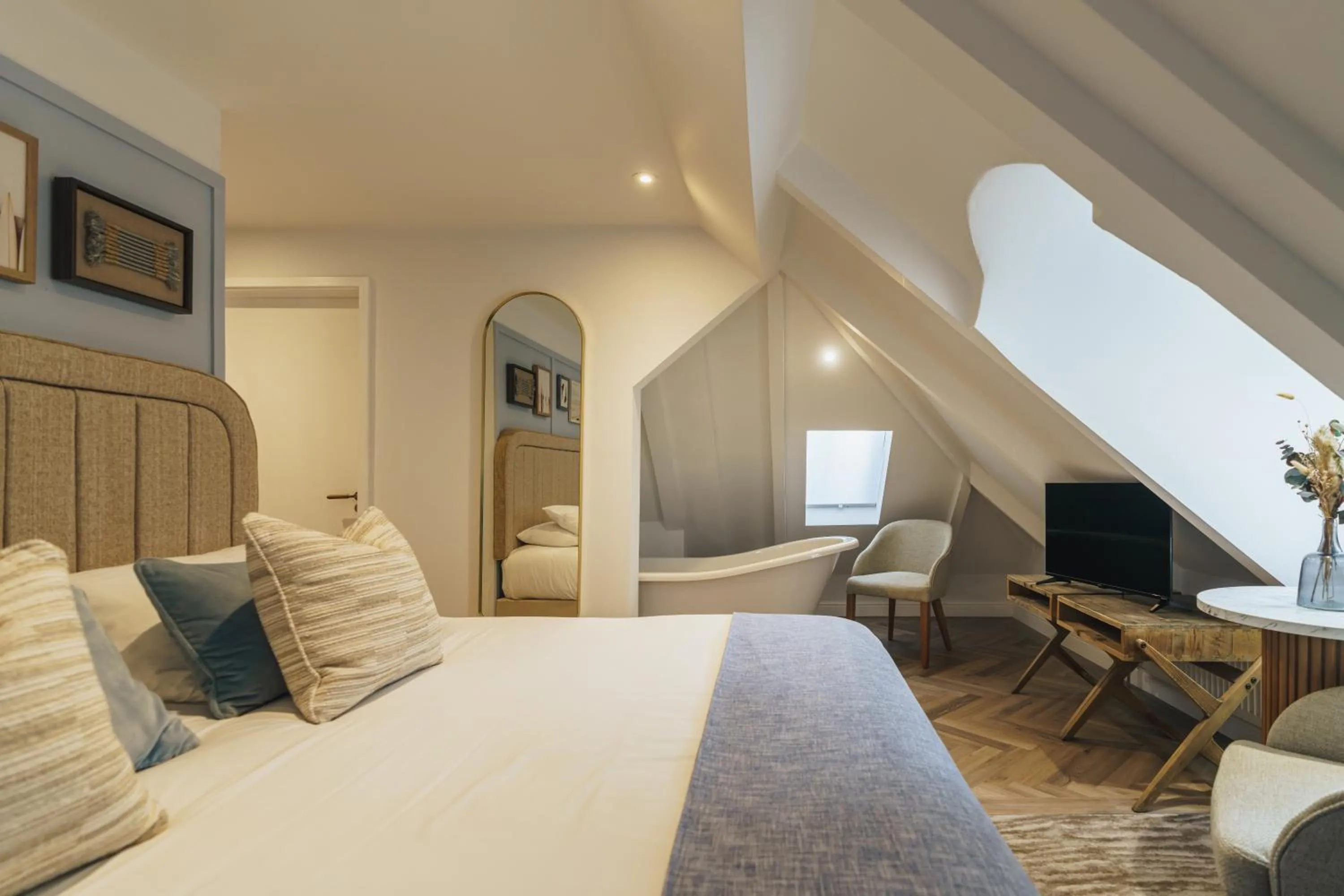 Bedroom, Bed in The Old Quay House Hotel