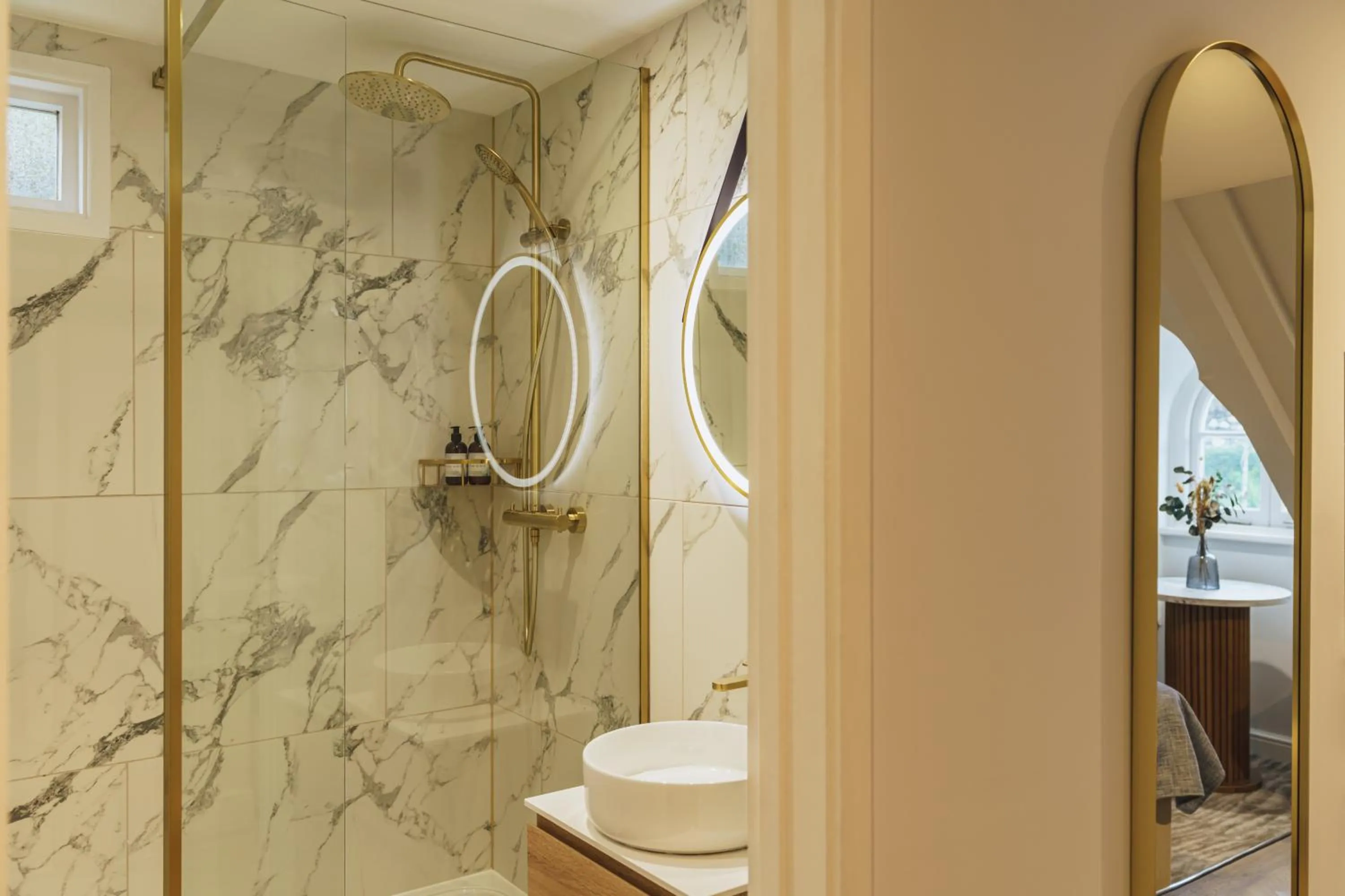 Shower in The Old Quay House Hotel