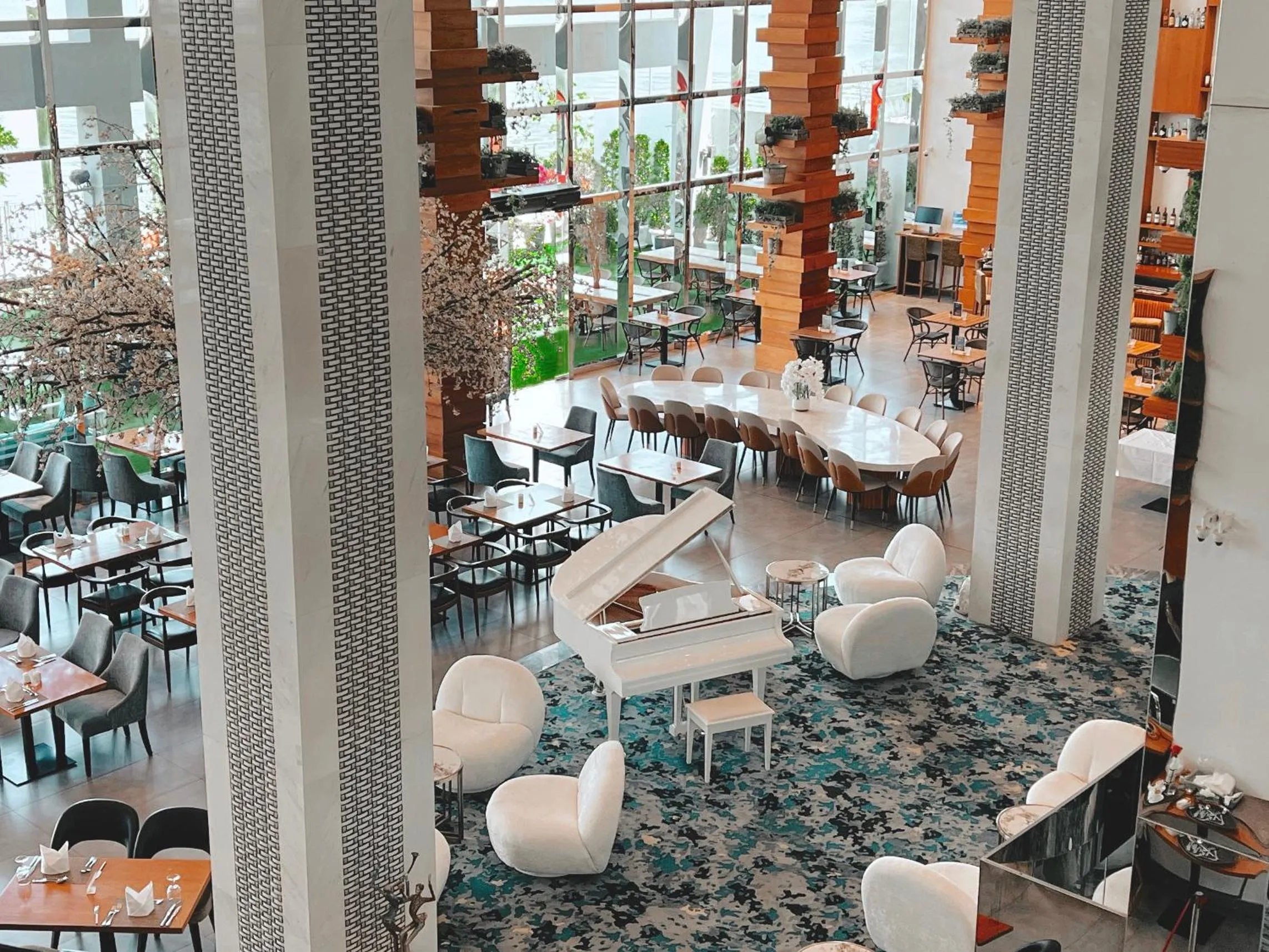 Restaurant/places to eat in Canal Central Hotel Business Bay