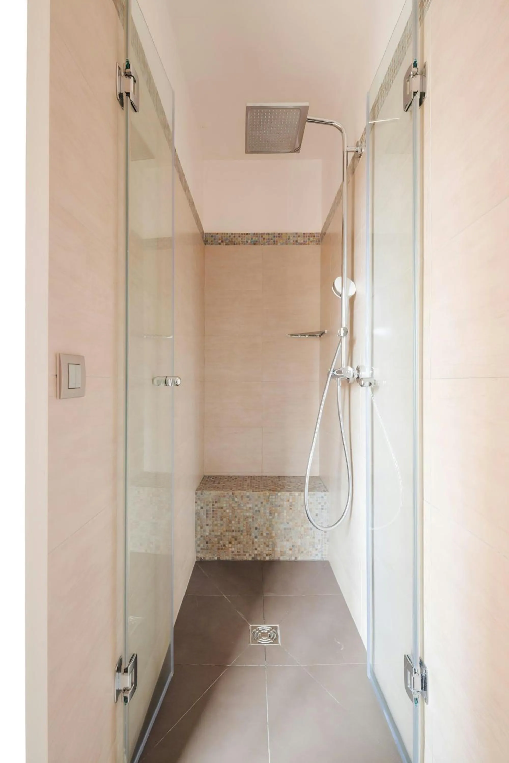 Bathroom in L'Edmond Hotel Parc Monceau, Sonder by Marriott Bonvoy