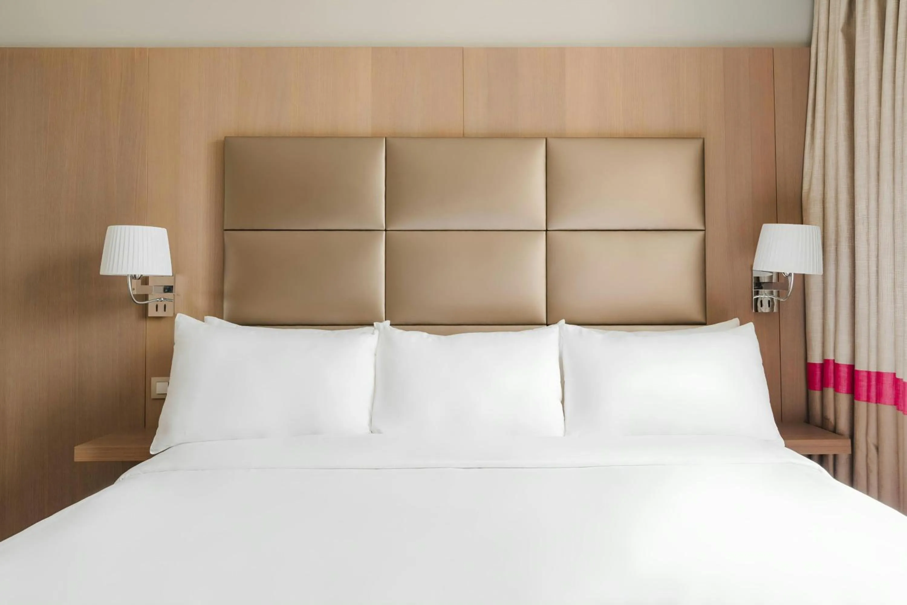 Bedroom, Bed in L'Edmond Hotel Parc Monceau, Sonder by Marriott Bonvoy