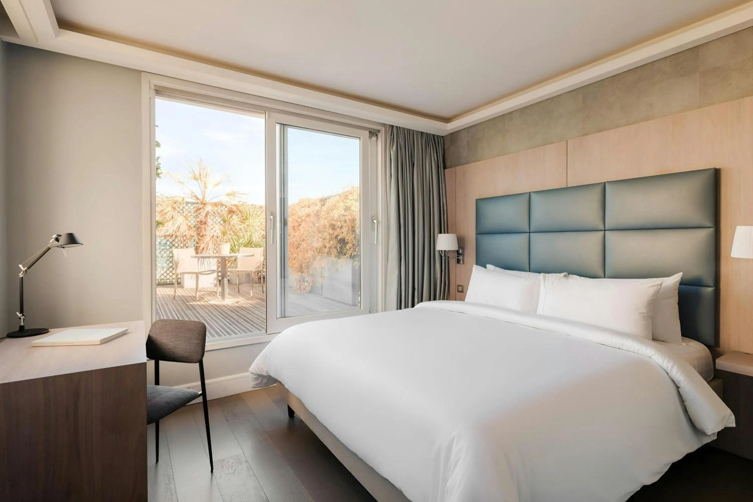 Bedroom, Bed in L'Edmond Hotel Parc Monceau, Sonder by Marriott Bonvoy