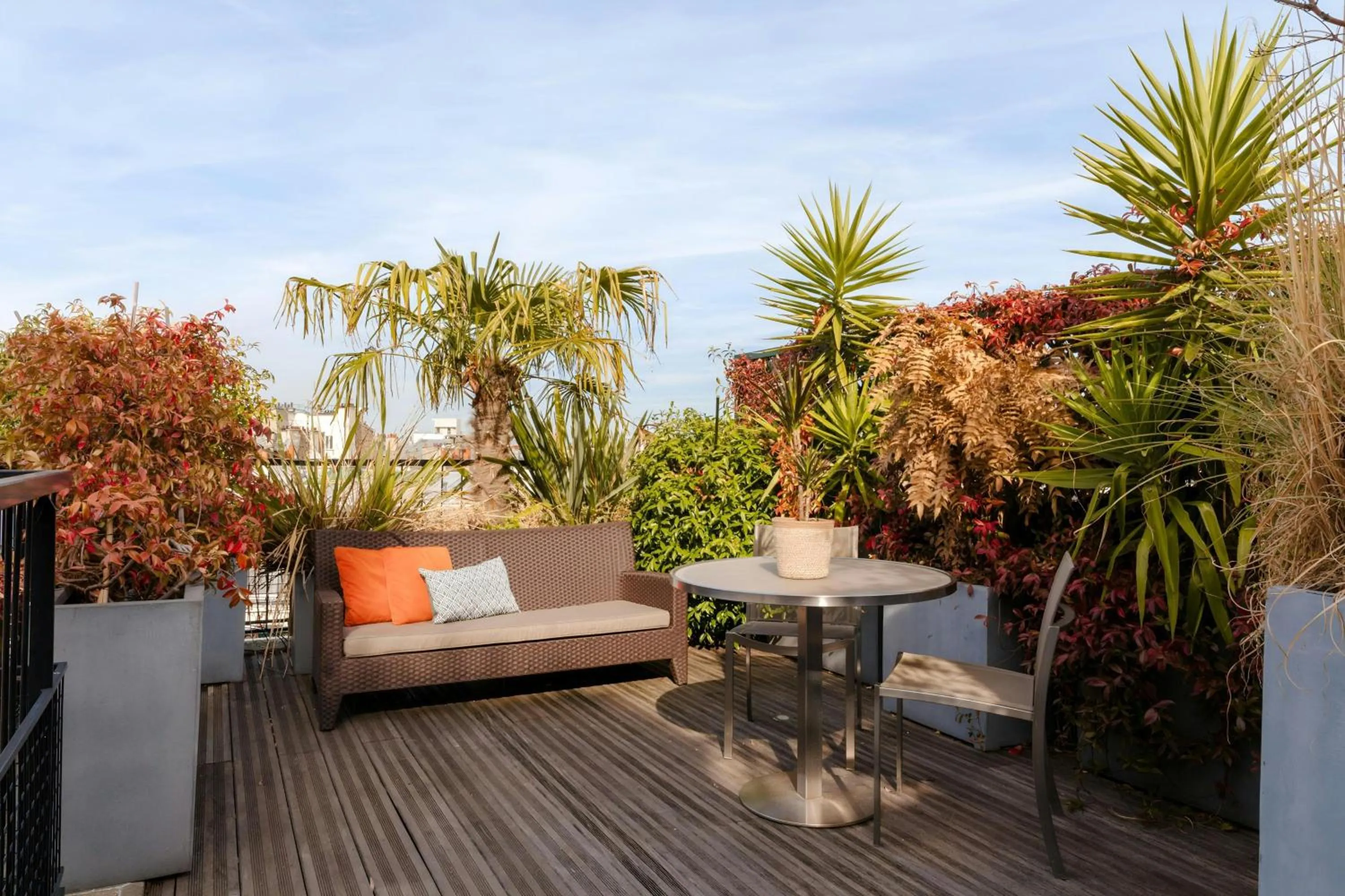 Photo of the whole room in L'Edmond Hotel Parc Monceau, Sonder by Marriott Bonvoy