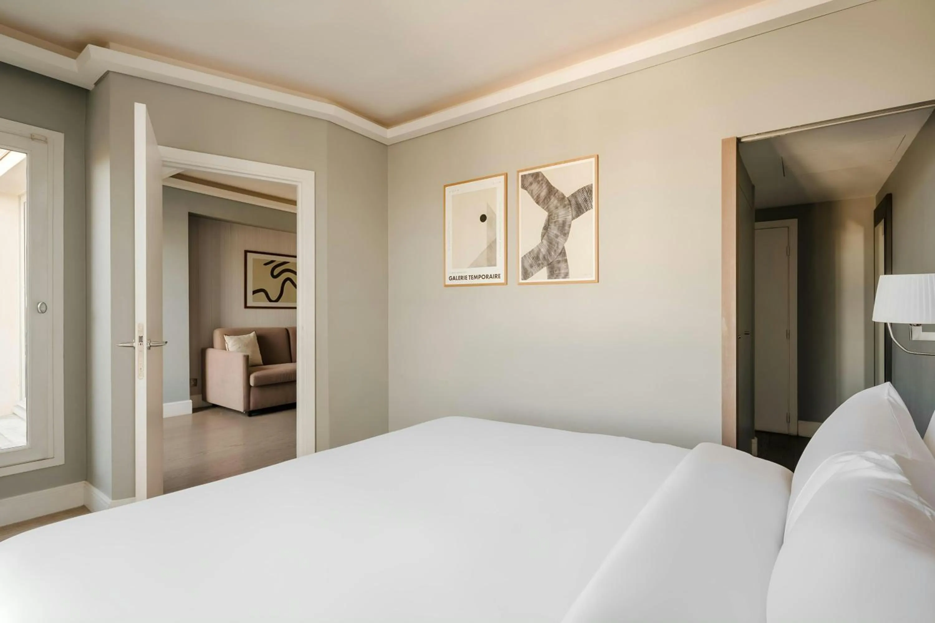 Bedroom, Bed in L'Edmond Hotel Parc Monceau, Sonder by Marriott Bonvoy