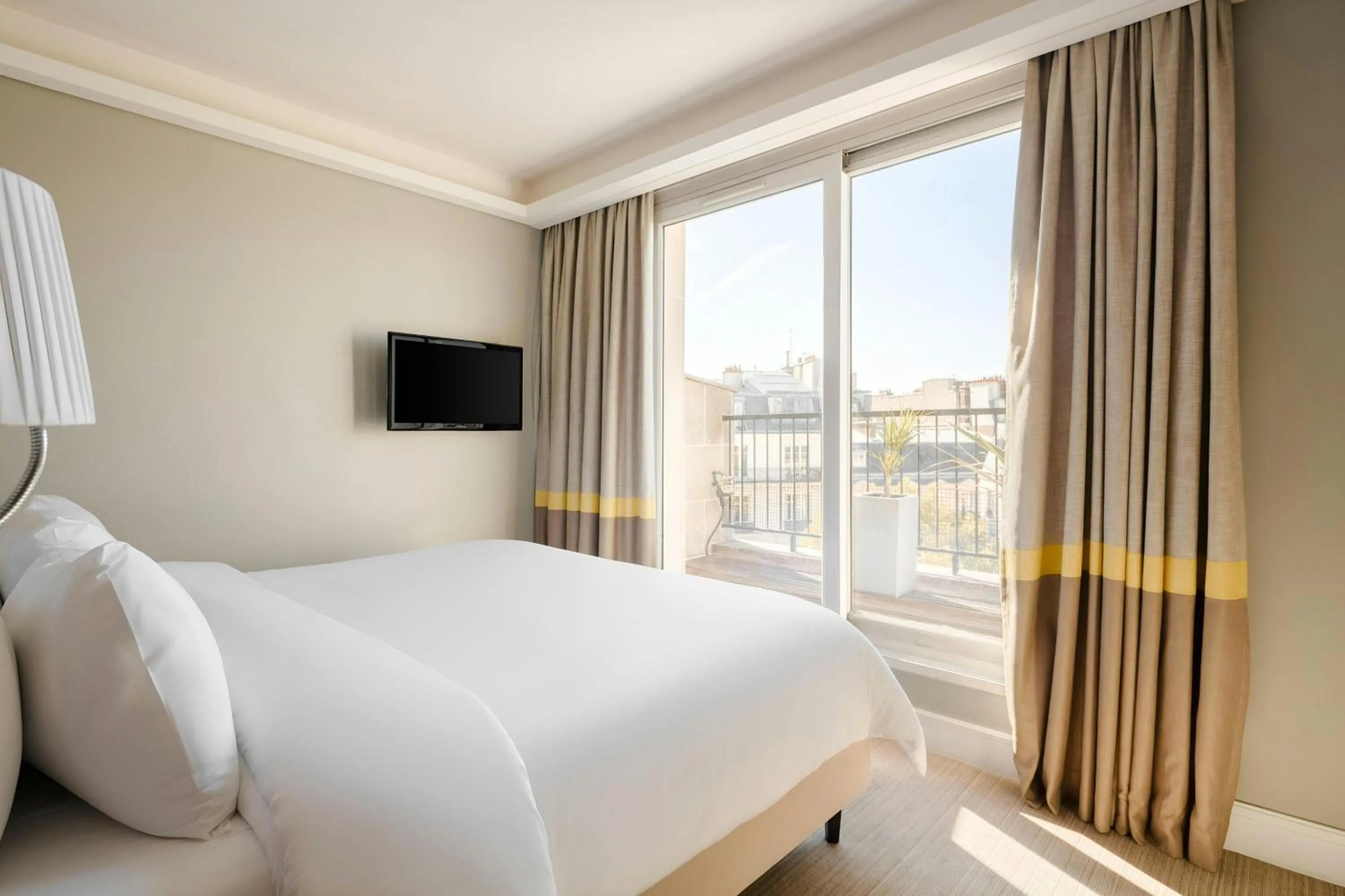 Bedroom, Bed in L'Edmond Hotel Parc Monceau, Sonder by Marriott Bonvoy