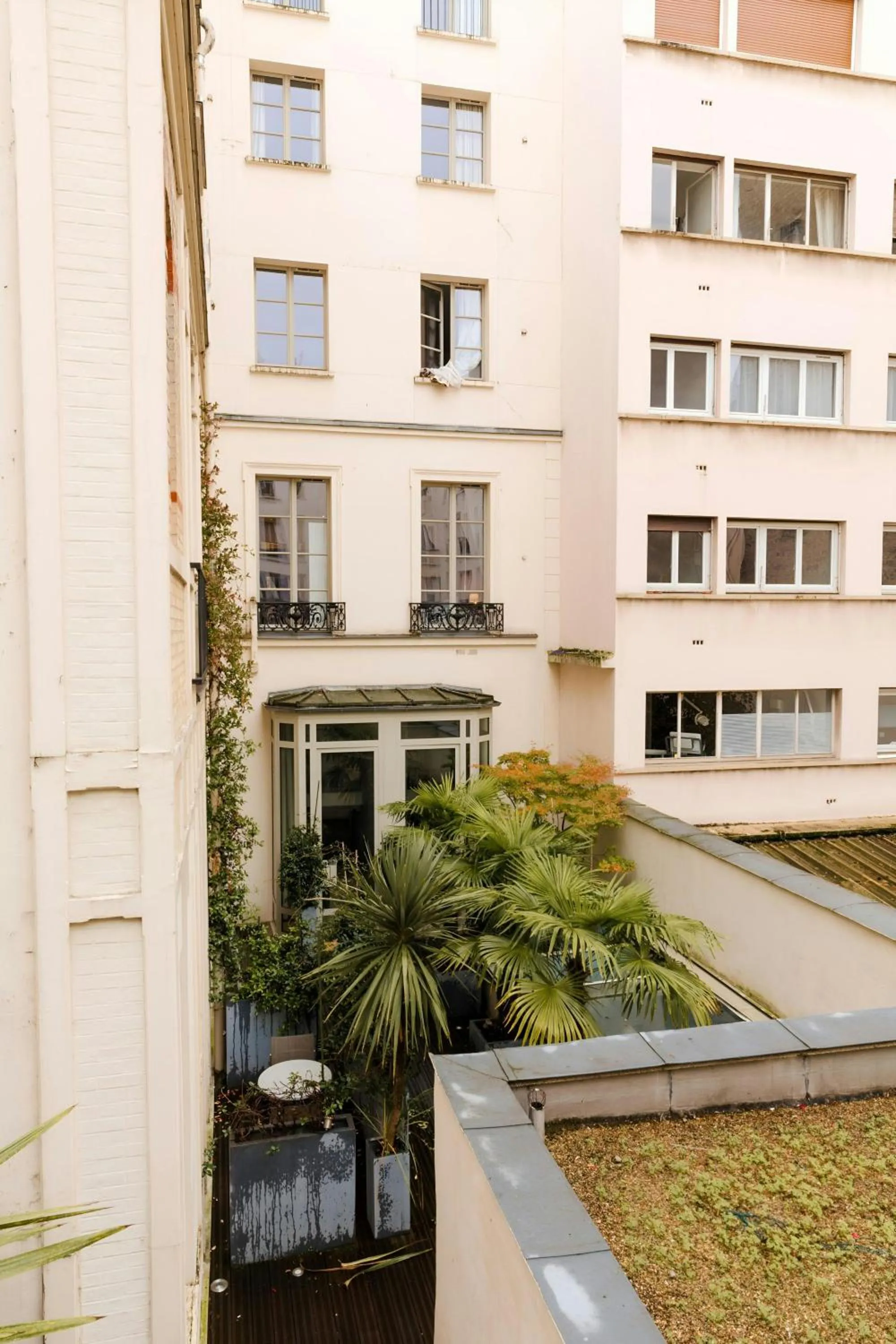 Photo of the whole room in L'Edmond Hotel Parc Monceau, Sonder by Marriott Bonvoy