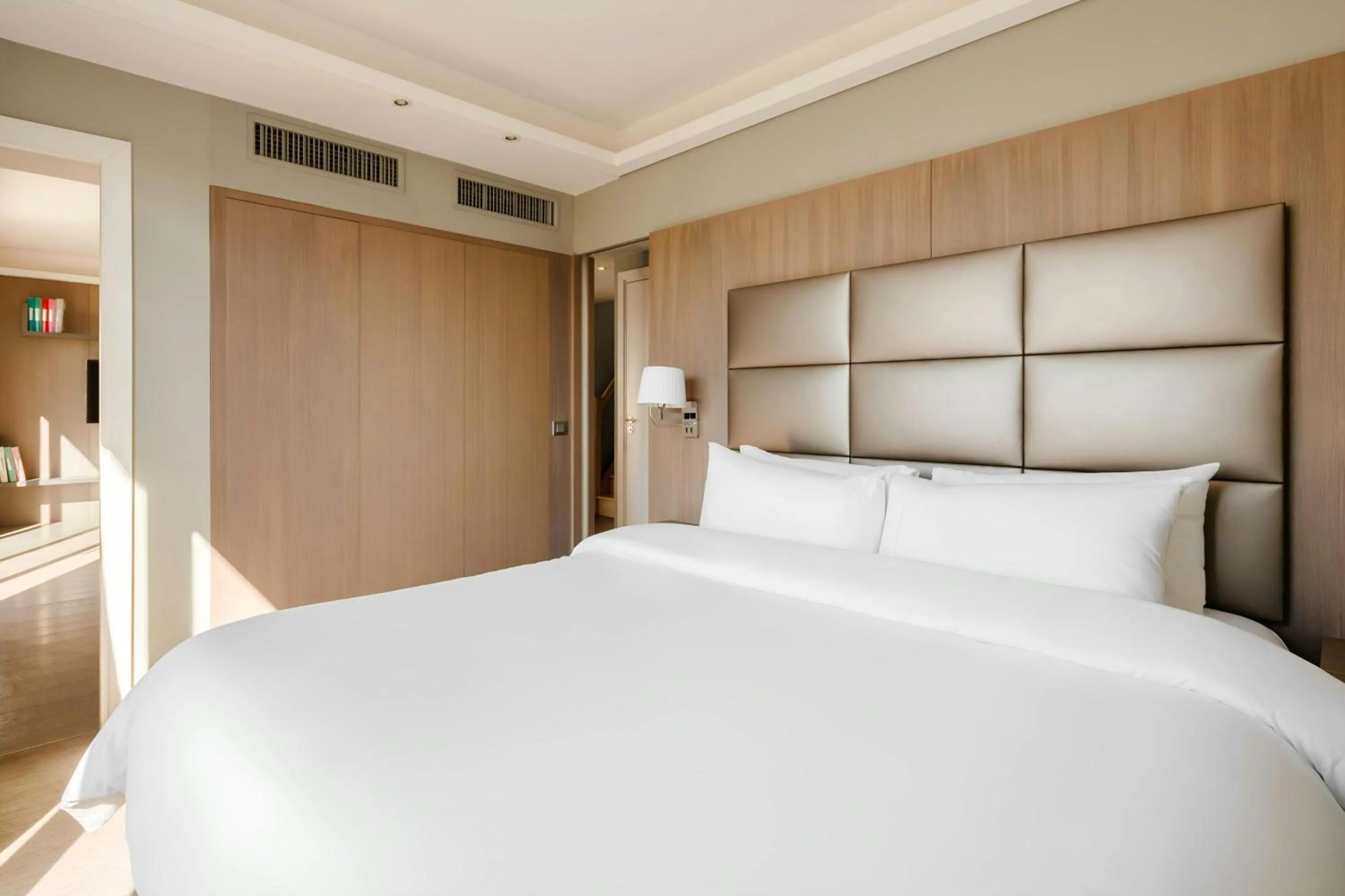 Bedroom, Bed in L'Edmond Hotel Parc Monceau, Sonder by Marriott Bonvoy