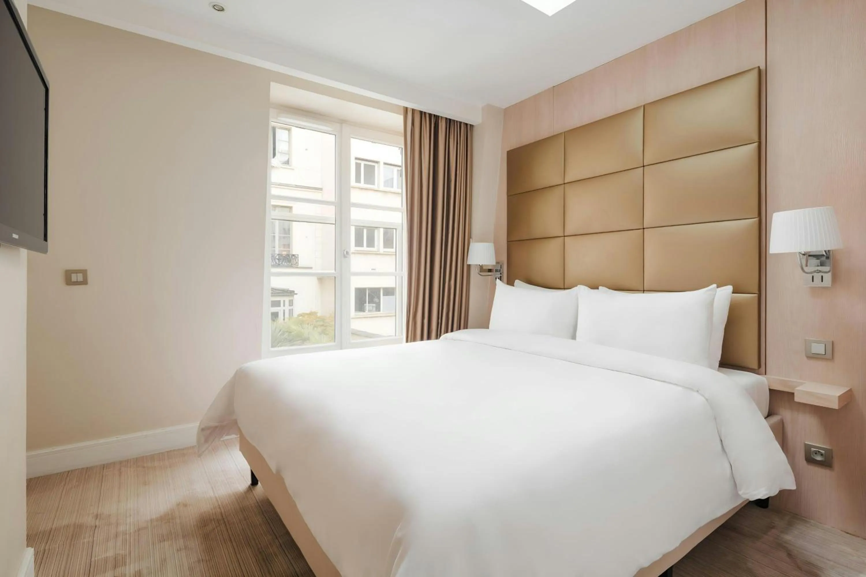 Bedroom, Bed in L'Edmond Hotel Parc Monceau, Sonder by Marriott Bonvoy