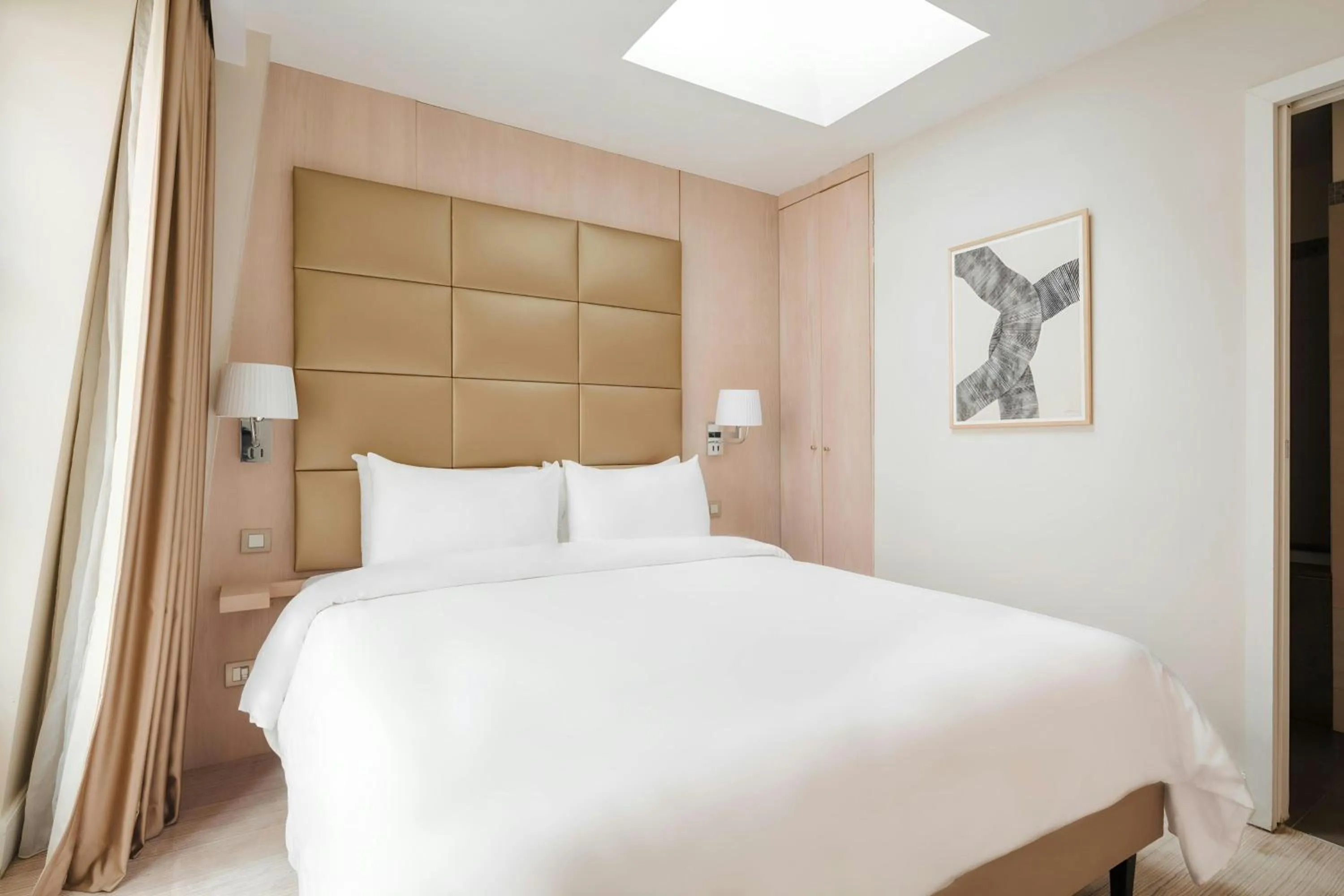 Bedroom, Bed in L'Edmond Hotel Parc Monceau, Sonder by Marriott Bonvoy