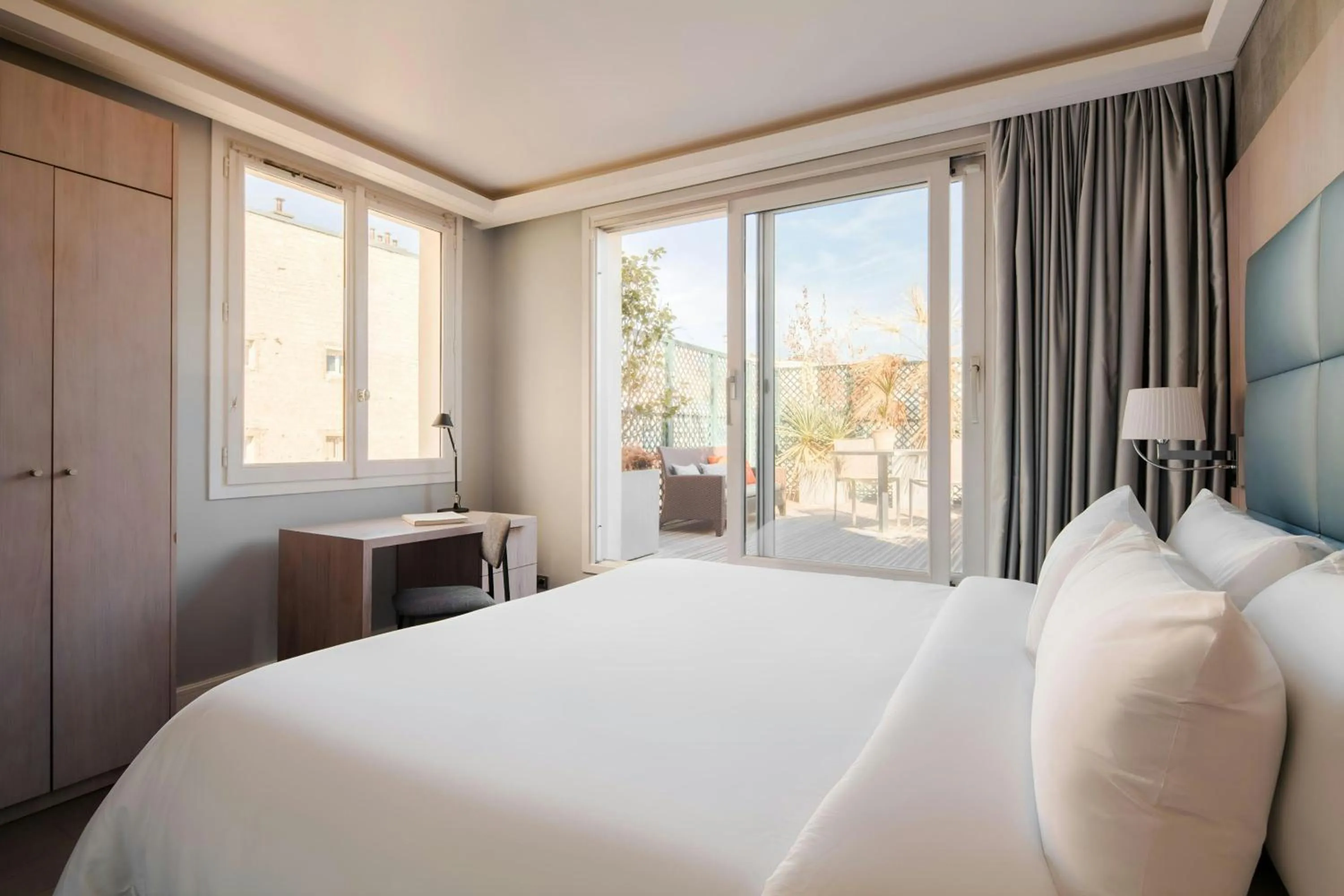 Bedroom, Bed in L'Edmond Hotel Parc Monceau, Sonder by Marriott Bonvoy