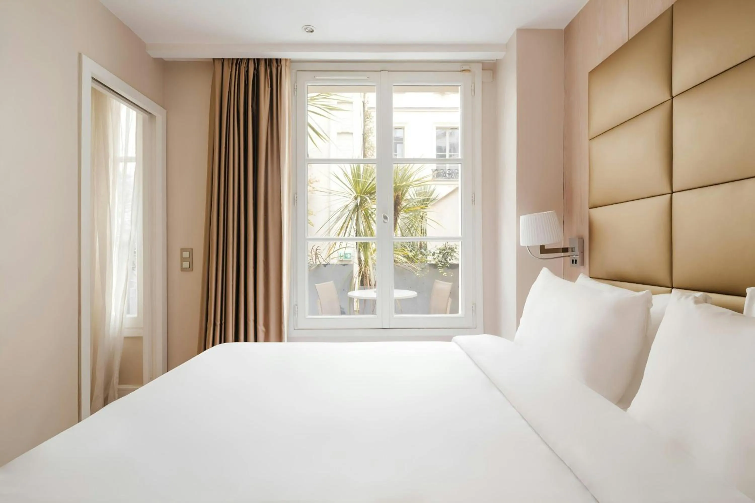Bedroom, Bed in L'Edmond Hotel Parc Monceau, Sonder by Marriott Bonvoy