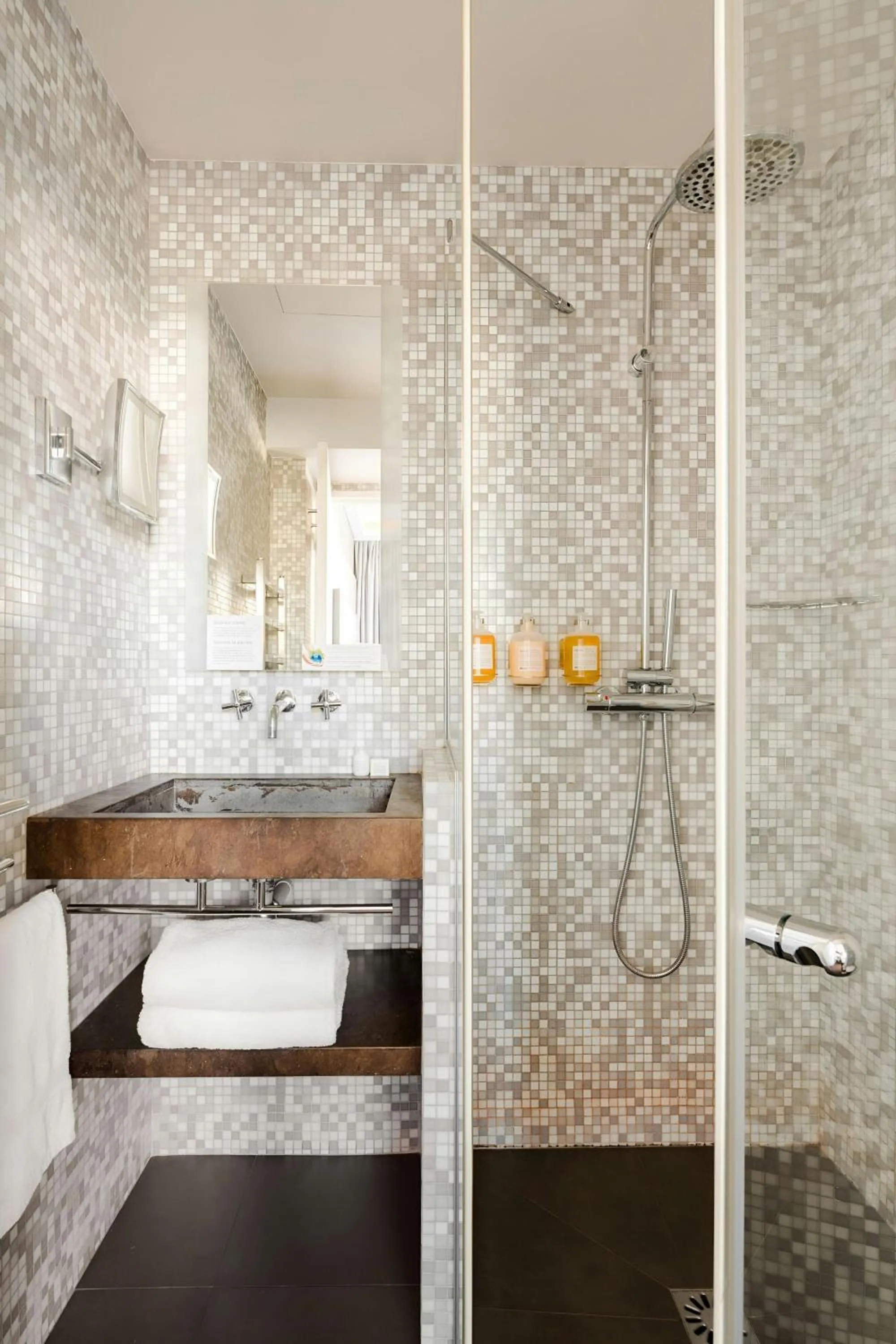 Bathroom in L'Edmond Hotel Parc Monceau, Sonder by Marriott Bonvoy