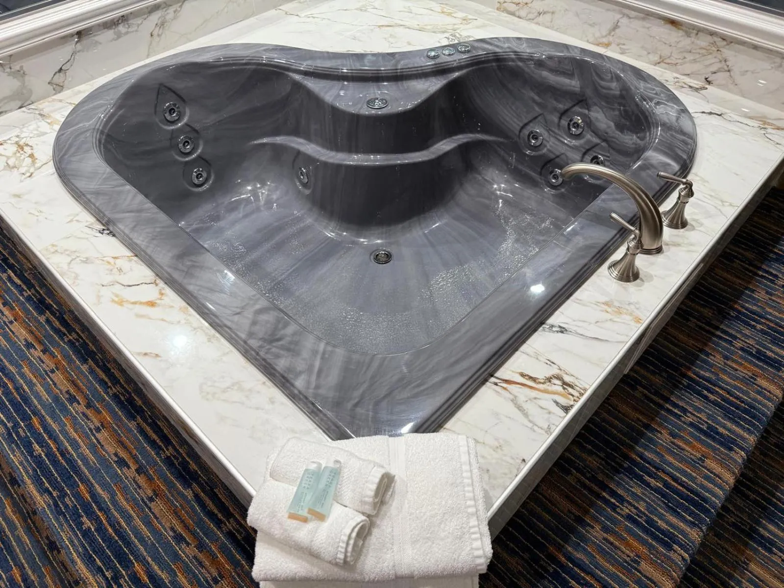 Hot Tub in Inn of the Dove Cherry Hill - Philadelphia