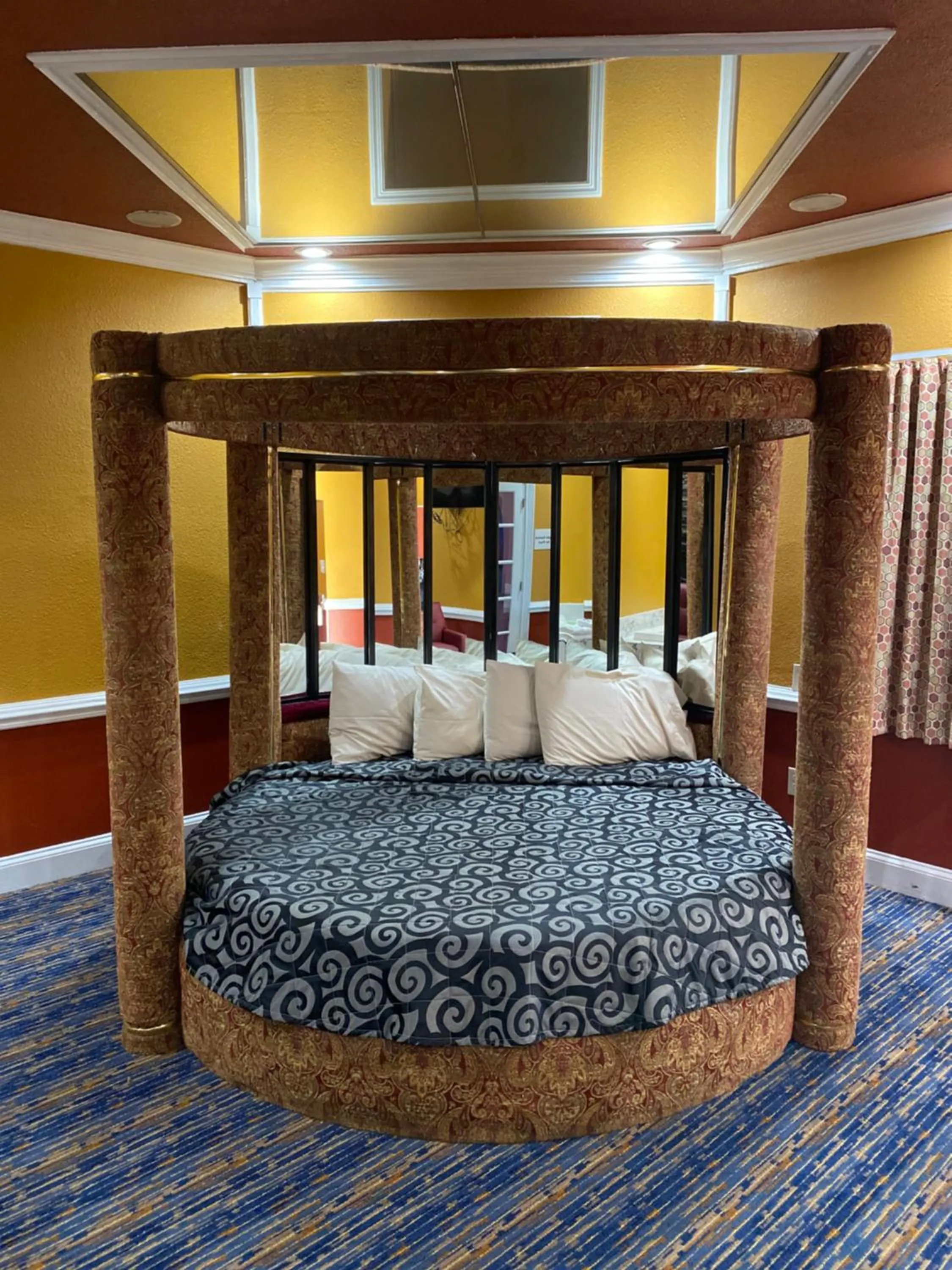 Bed in Inn of the Dove Cherry Hill - Philadelphia