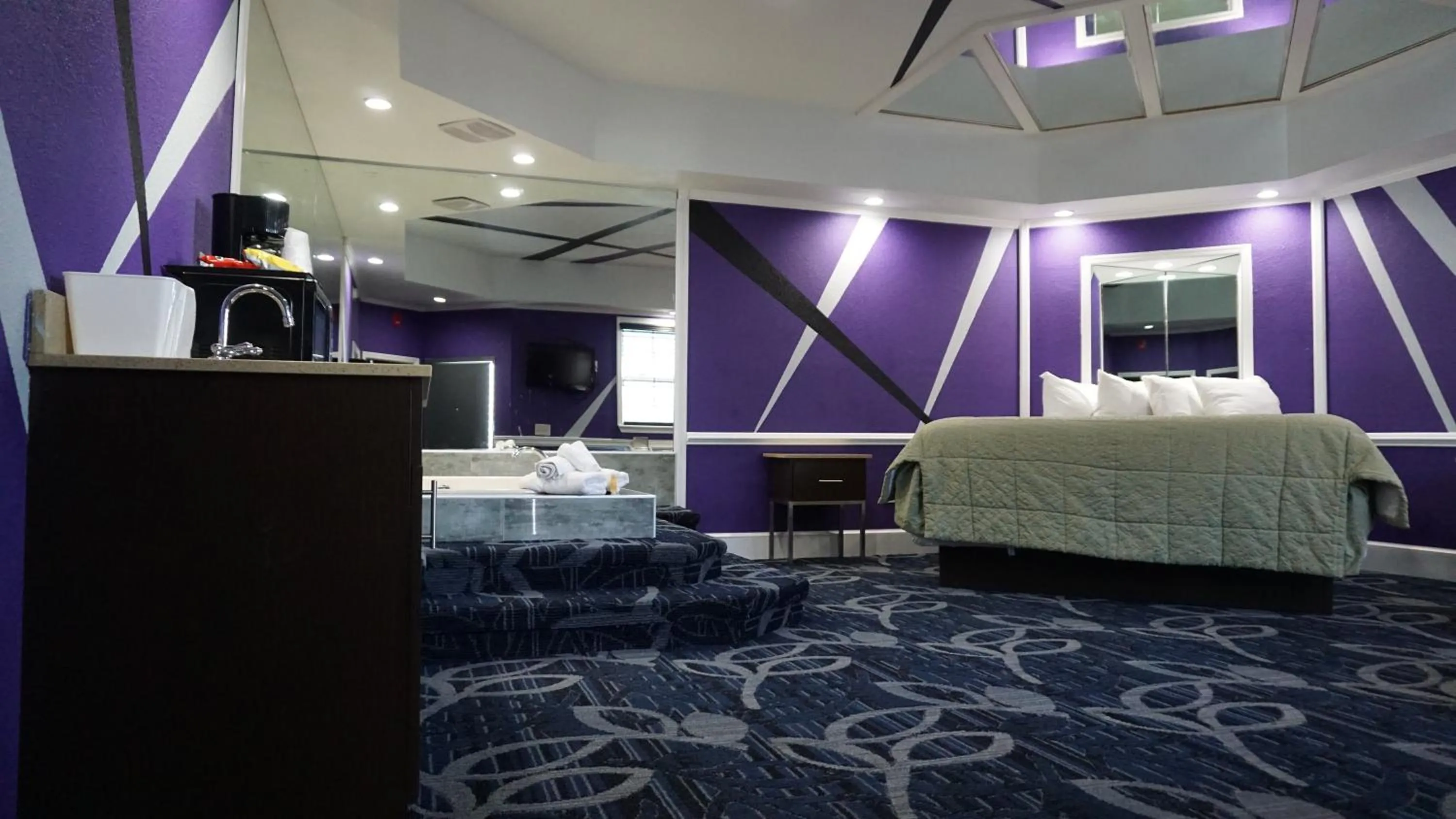 Bed in Inn of the Dove Cherry Hill - Philadelphia