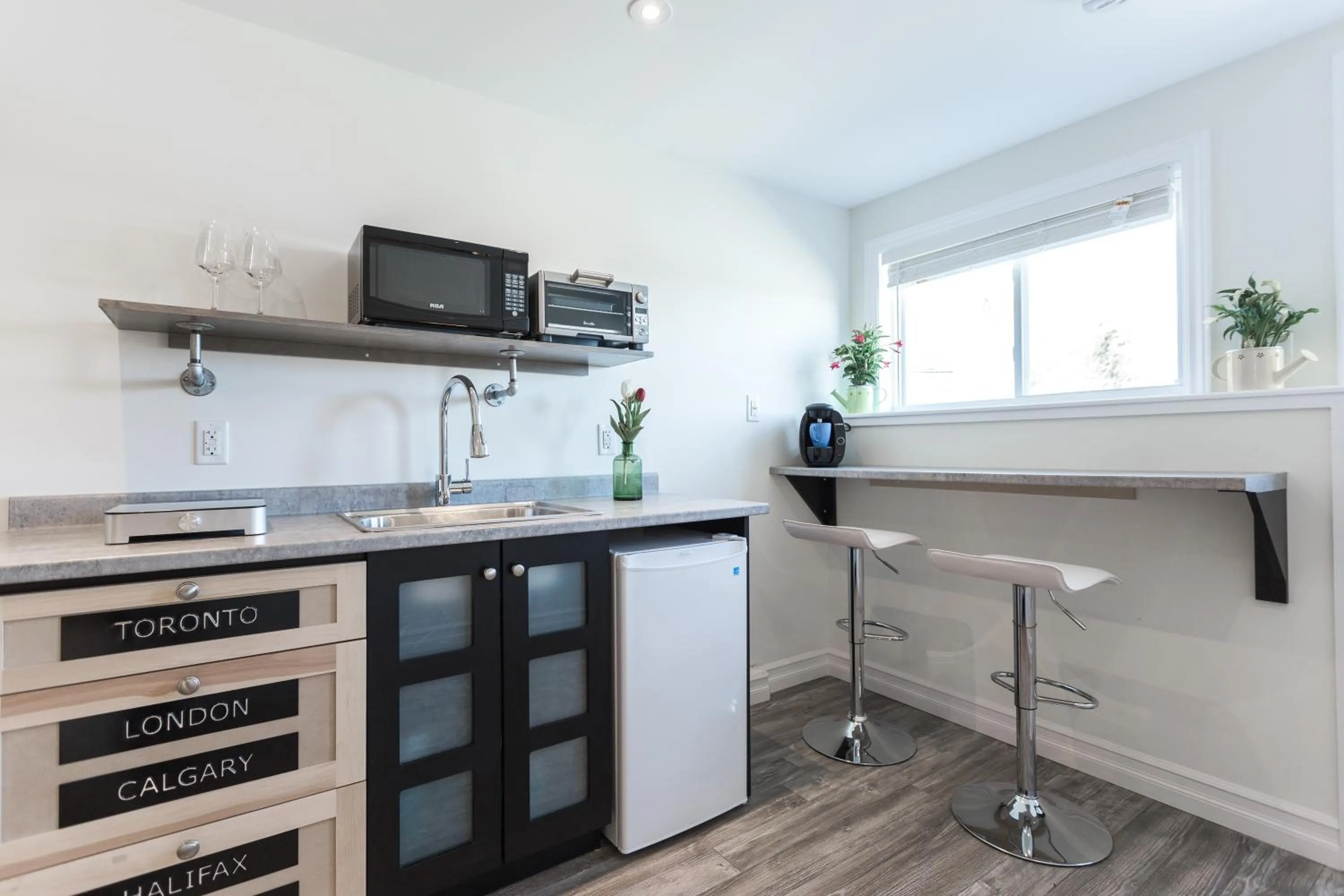 Kitchen or kitchenette in Whale House Guest House