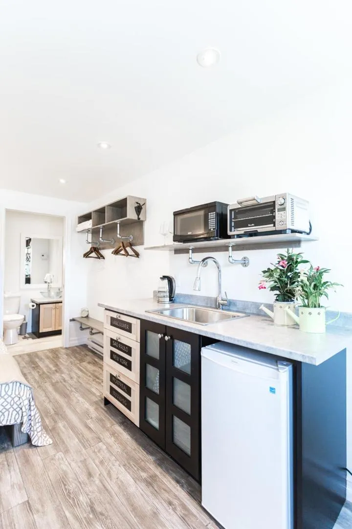 Kitchen or kitchenette in Whale House Guest House