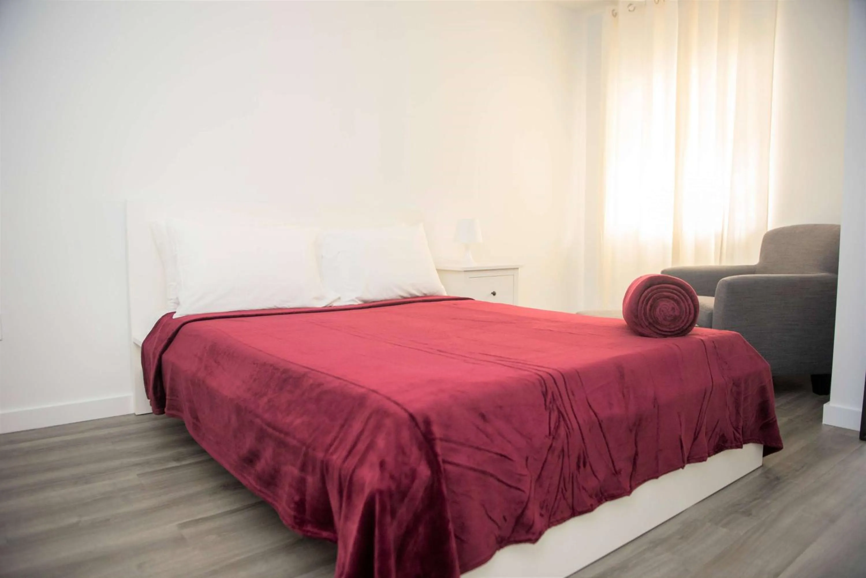 Photo of the whole room in 12th & Ocean Suites by LuxUrban