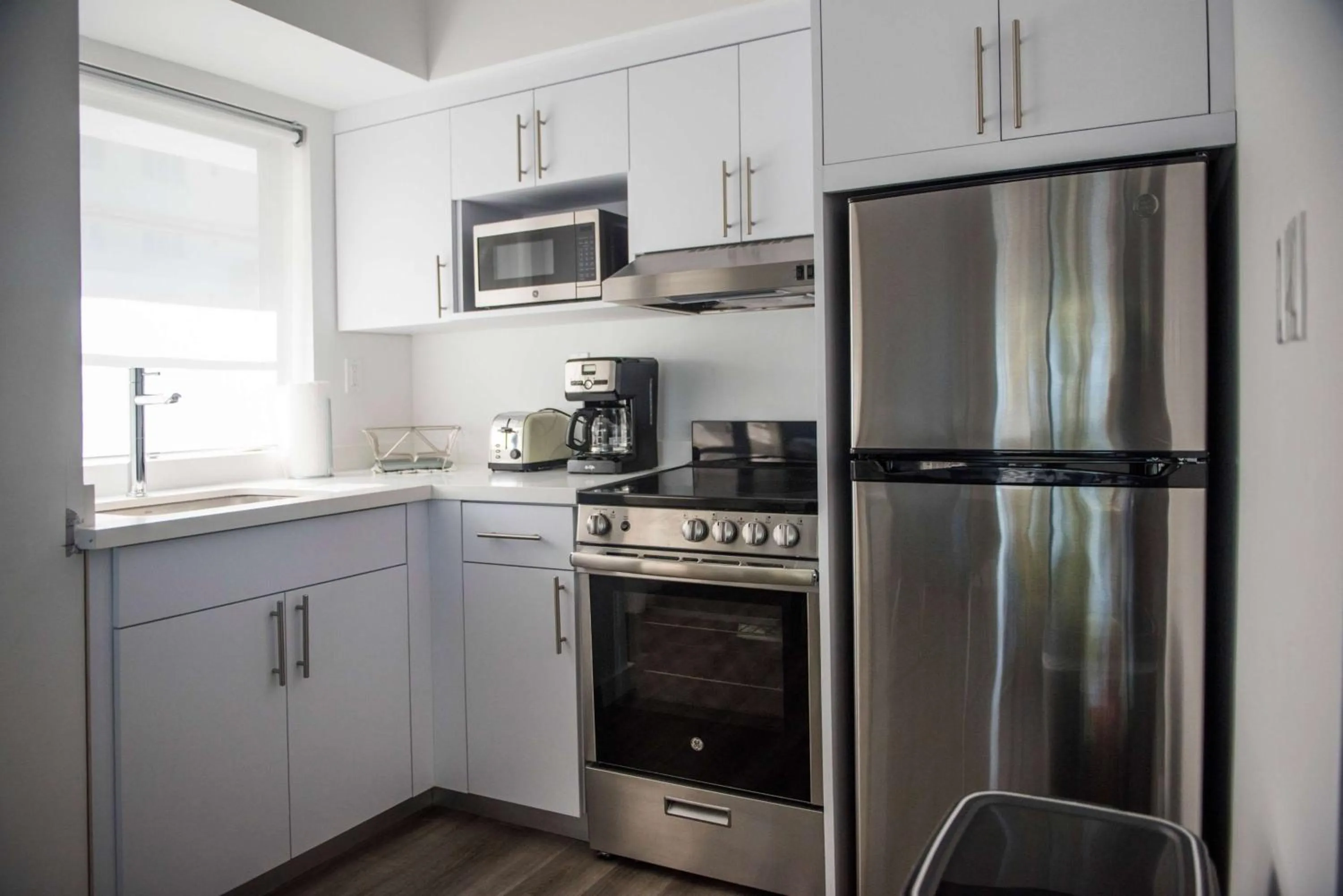 Photo of the whole room, Kitchen/Kitchenette in 12th & Ocean Suites by LuxUrban