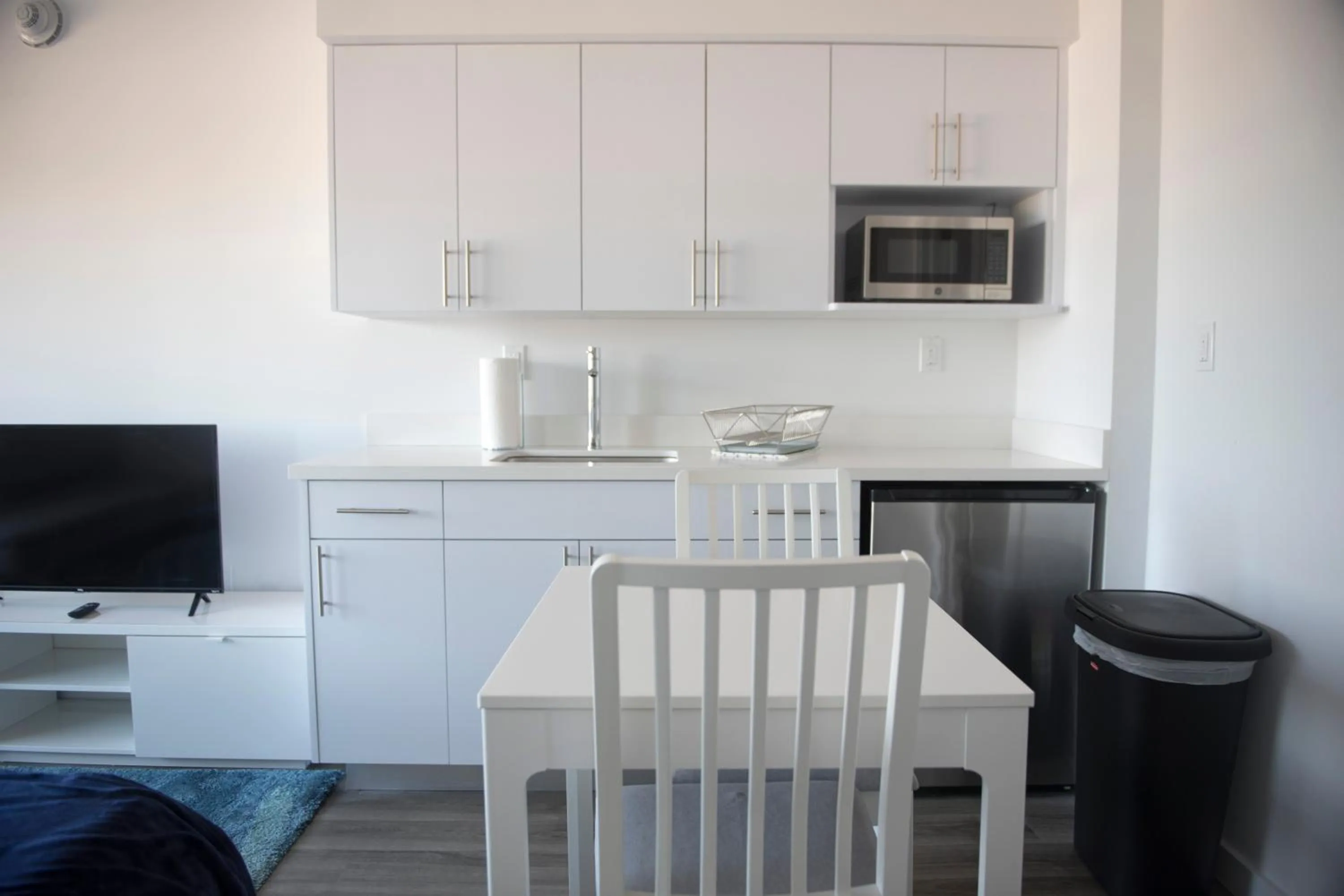 Kitchen/Kitchenette in 12th & Ocean Suites by LuxUrban