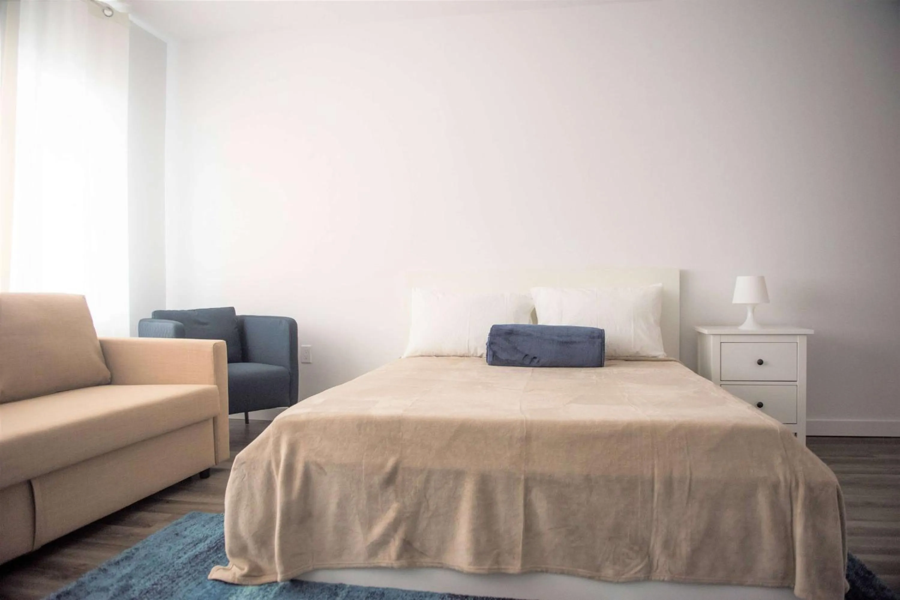 Photo of the whole room in 12th & Ocean Suites by LuxUrban