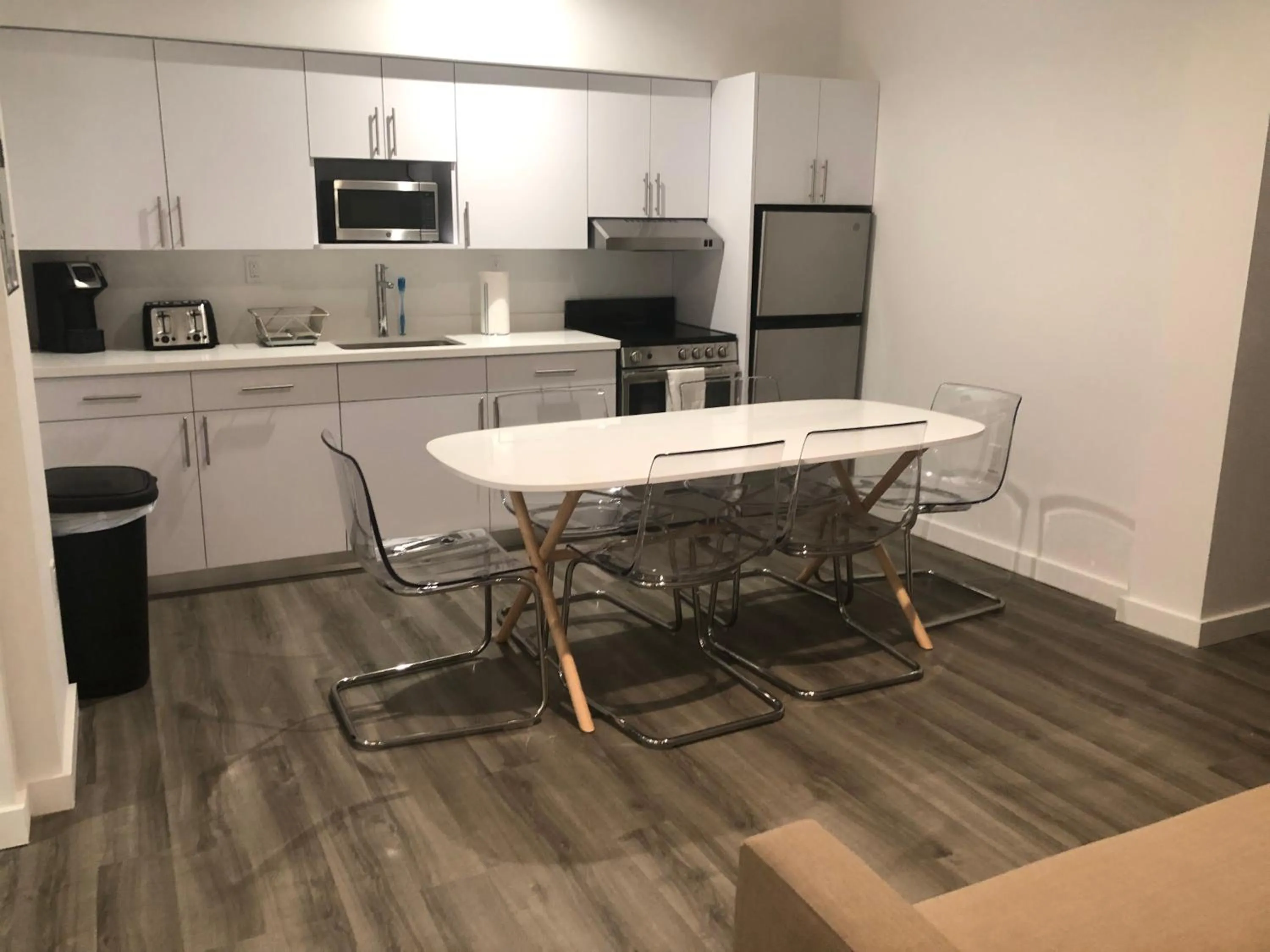 Kitchen/Kitchenette in 12th & Ocean Suites by LuxUrban