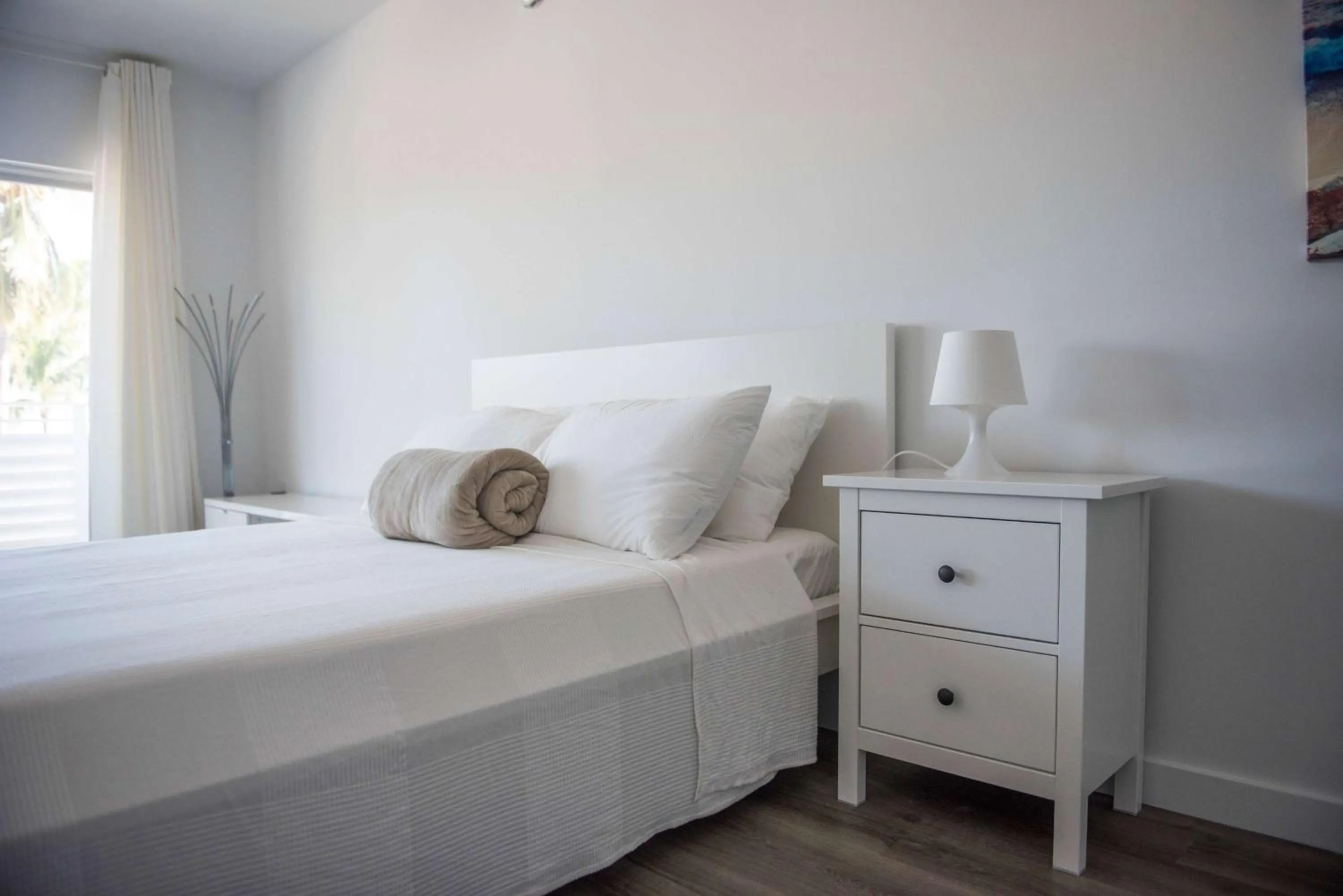 Photo of the whole room in 12th & Ocean Suites by LuxUrban