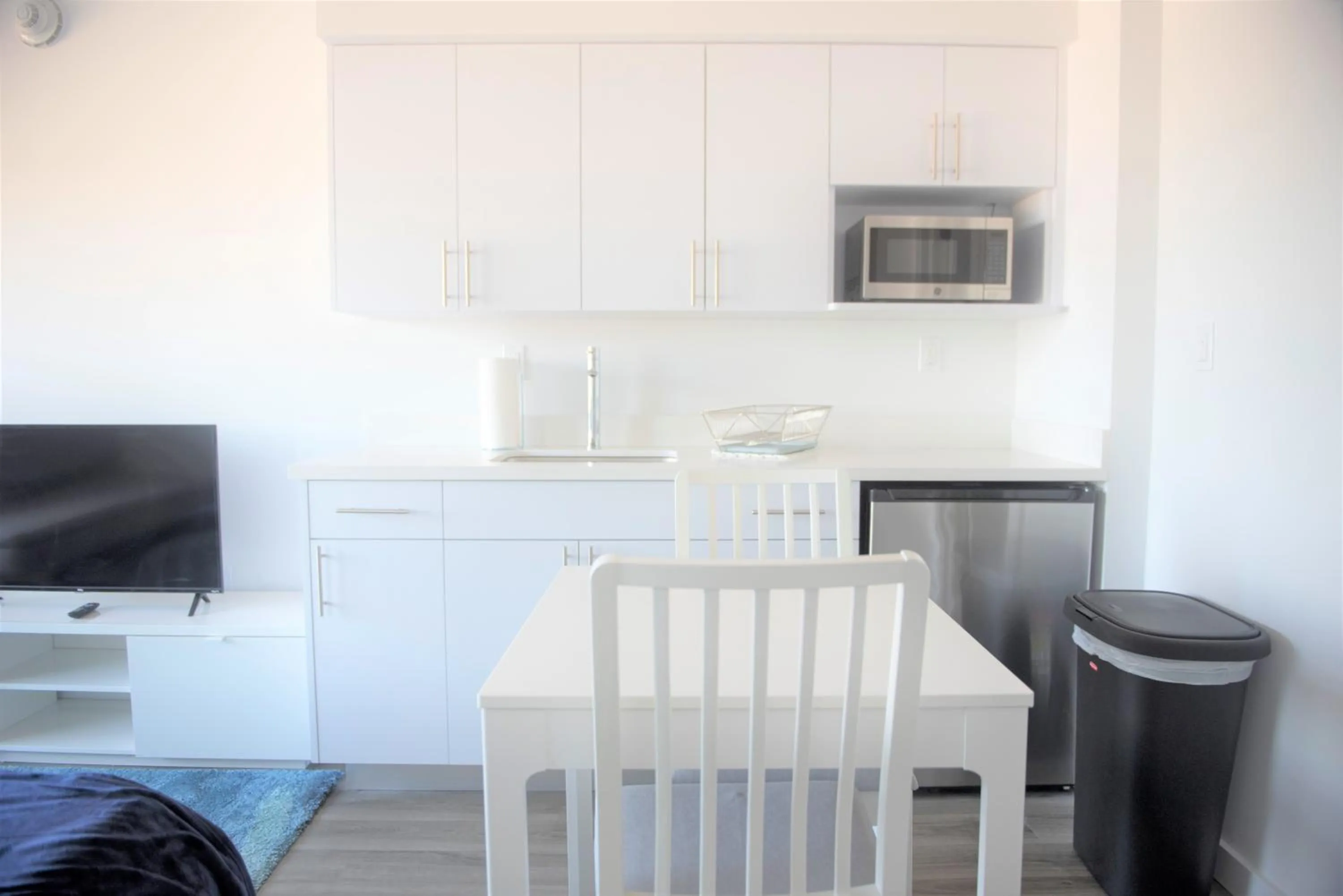 Kitchen or kitchenette, Dining Area in 12th & Ocean Suites by LuxUrban