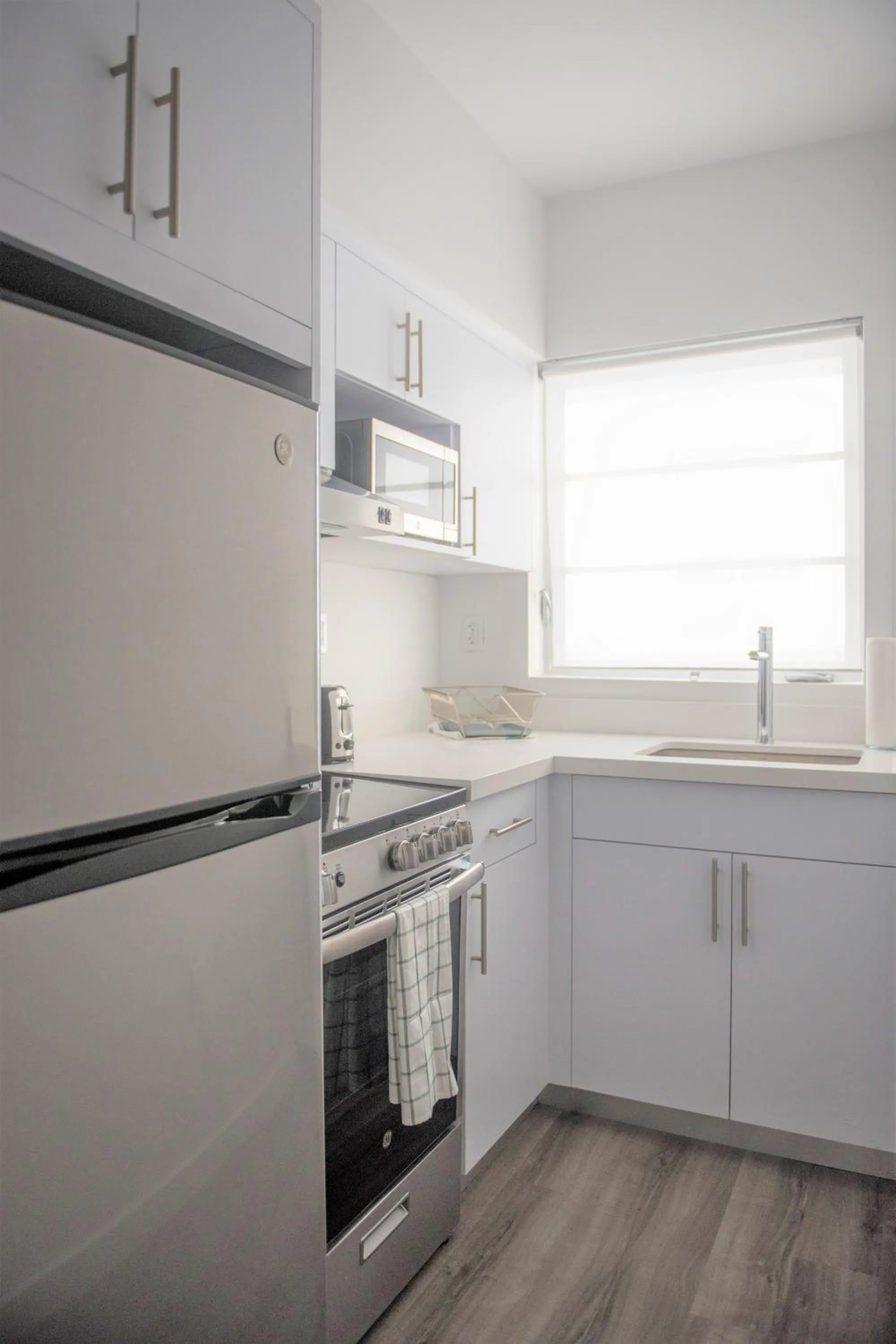 Kitchen/Kitchenette in 12th & Ocean Suites by LuxUrban