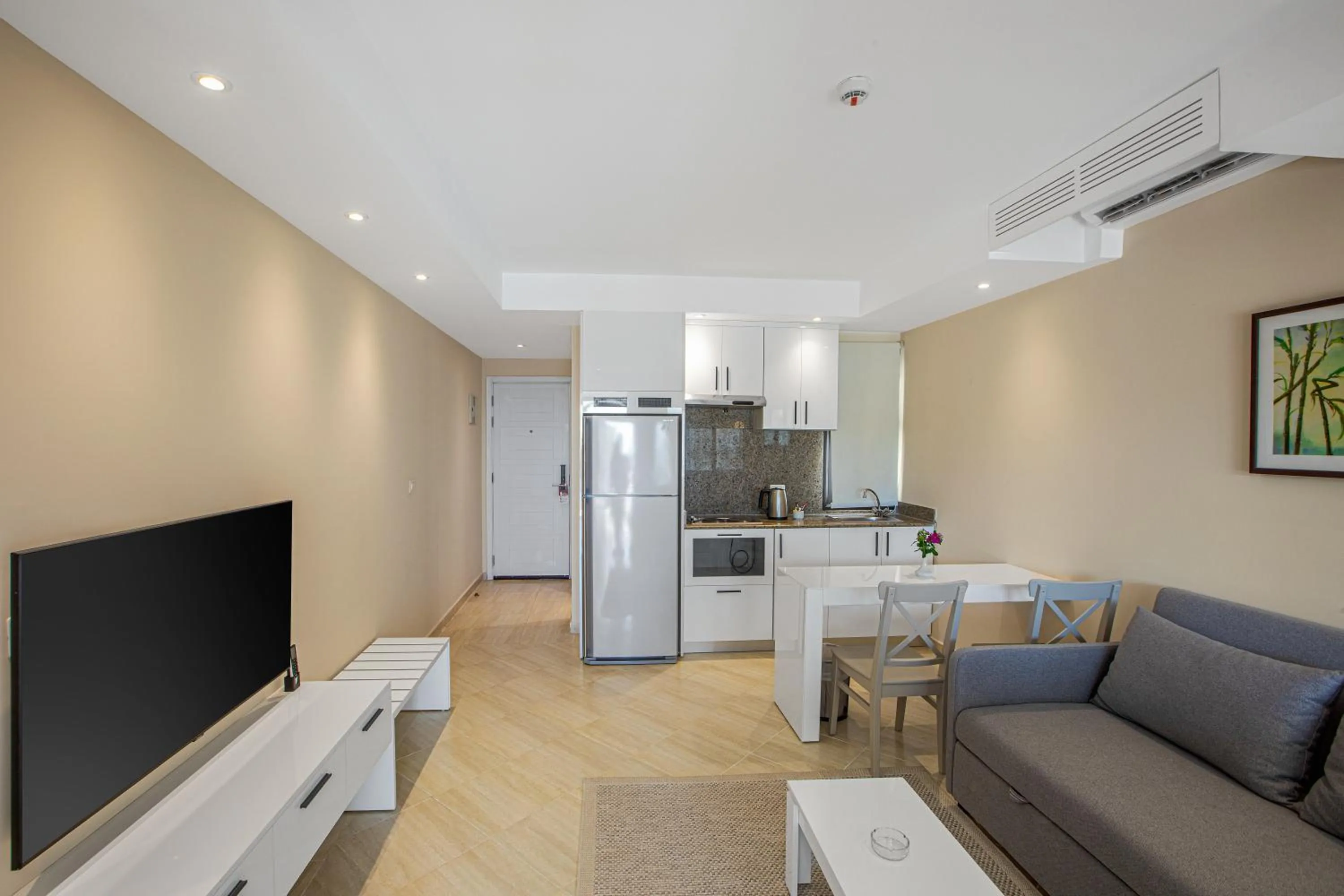 TV and multimedia in Sky View Suites Hotel