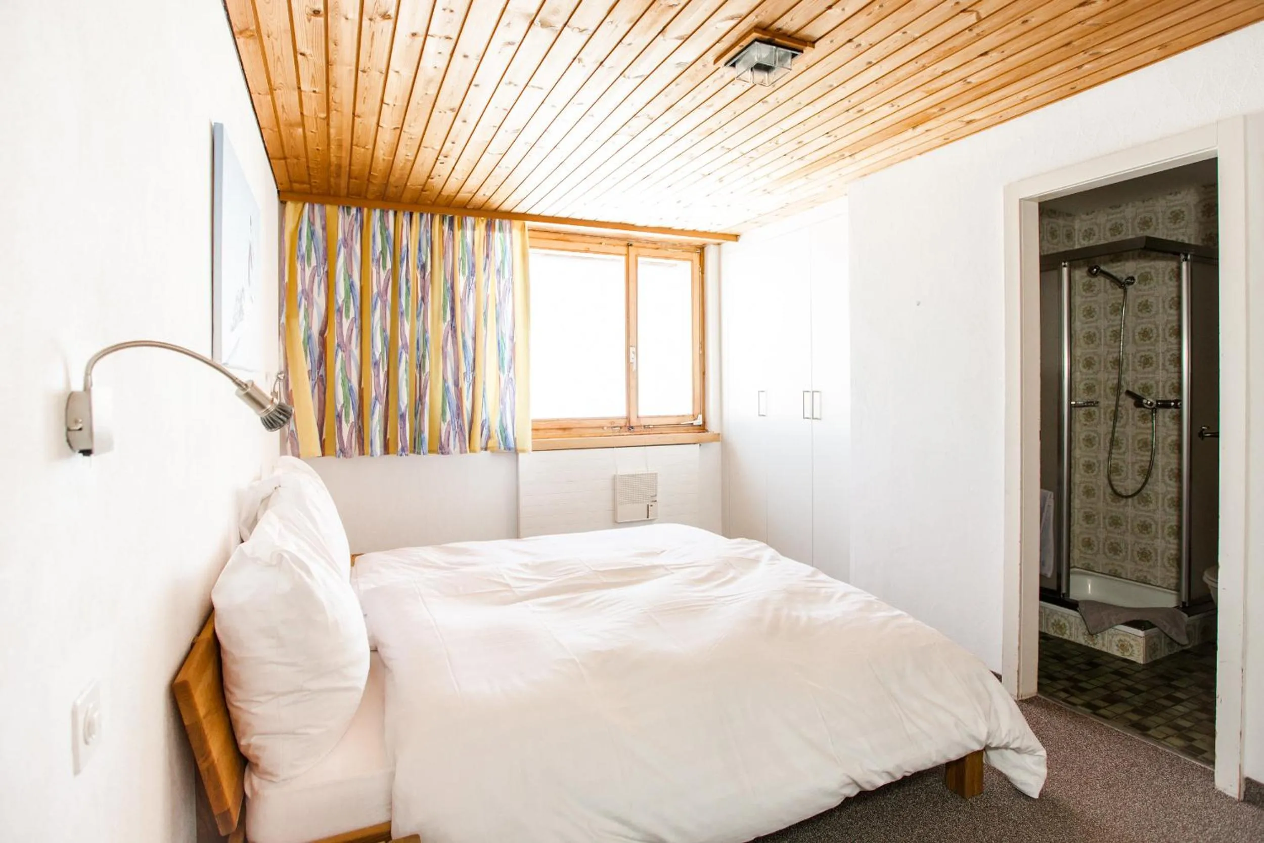 Bedroom, Bed in GALAAXY Mountain Hostel--Nur mit der Gondelbahn Erreichbar