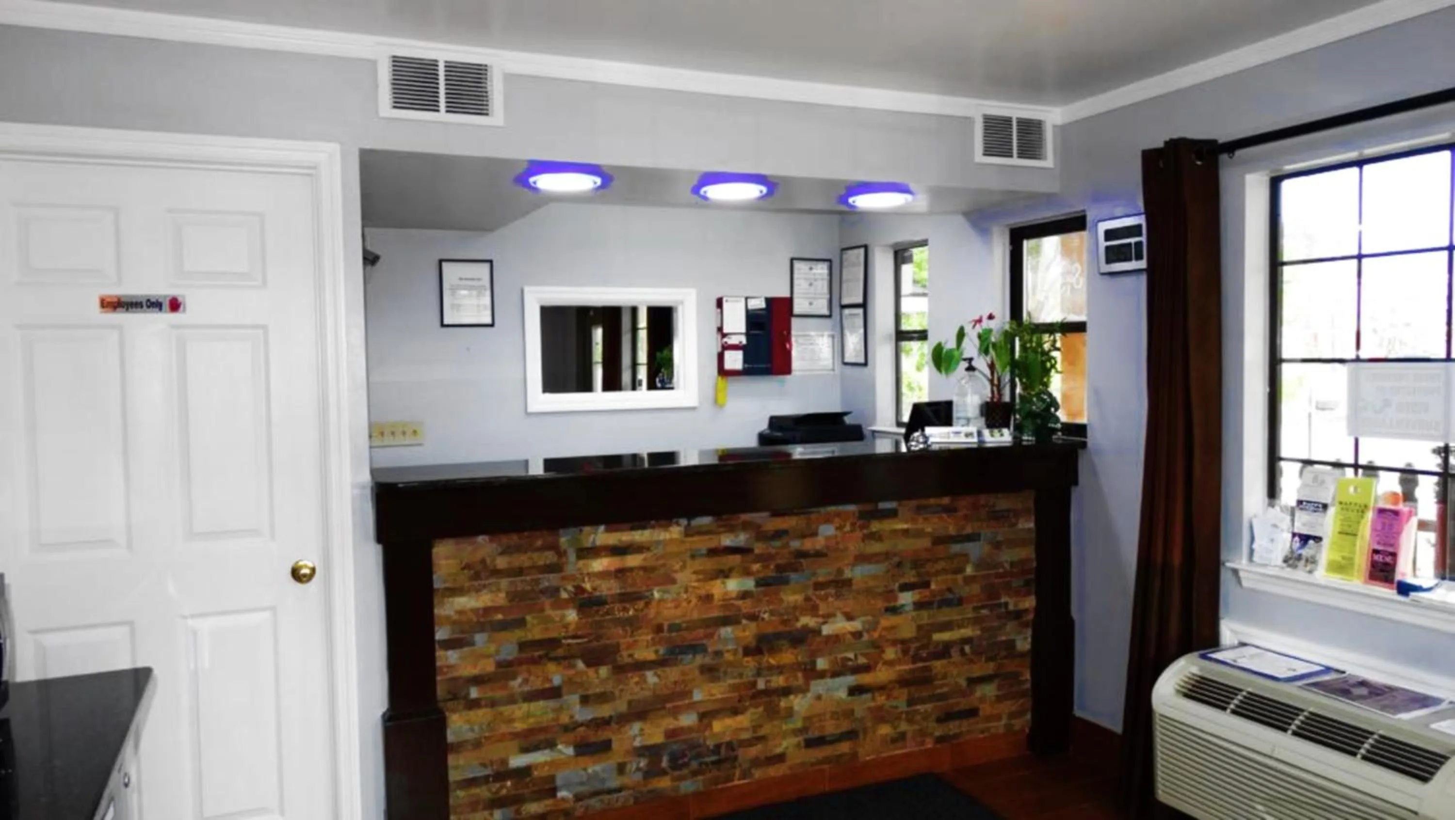 Lobby or reception in Savannah Inn - Savannah I-95 North