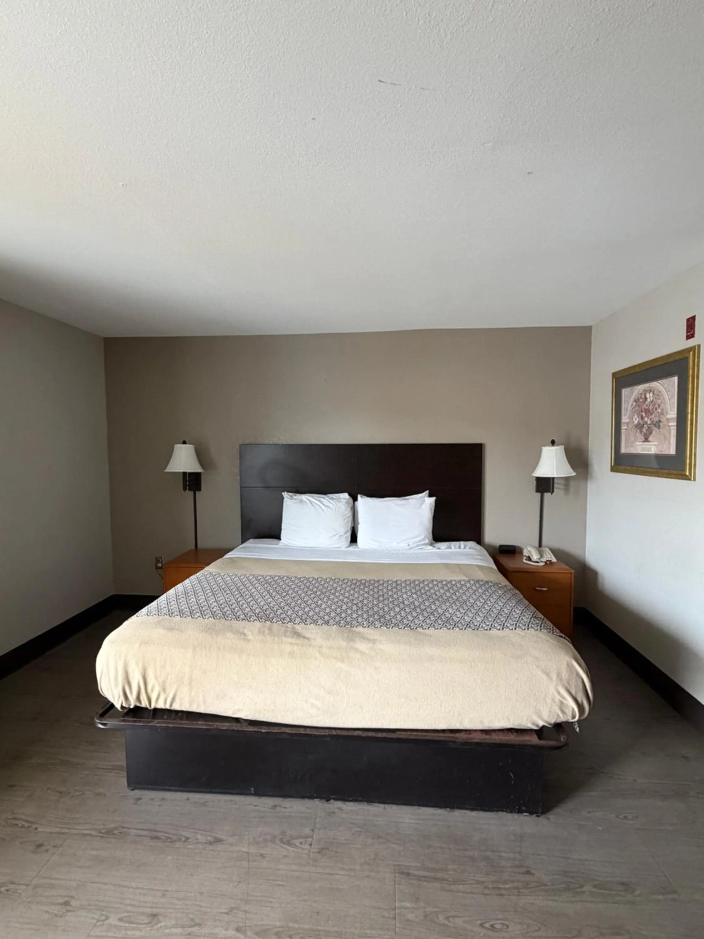 Bed in Savannah Inn - Savannah I-95 North