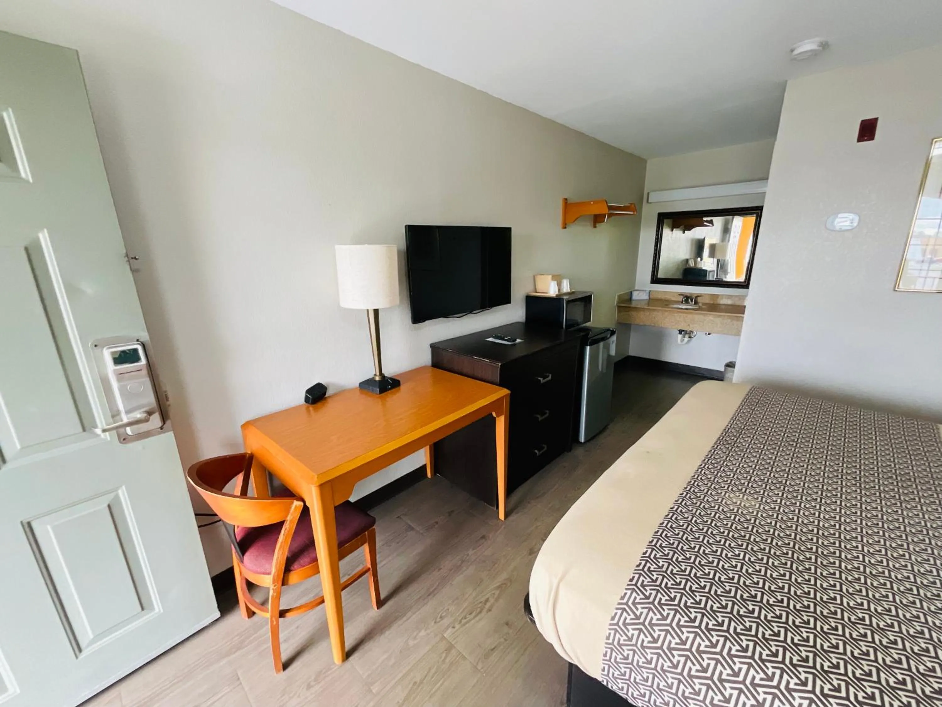 Bed in Savannah Inn - Savannah I-95 North