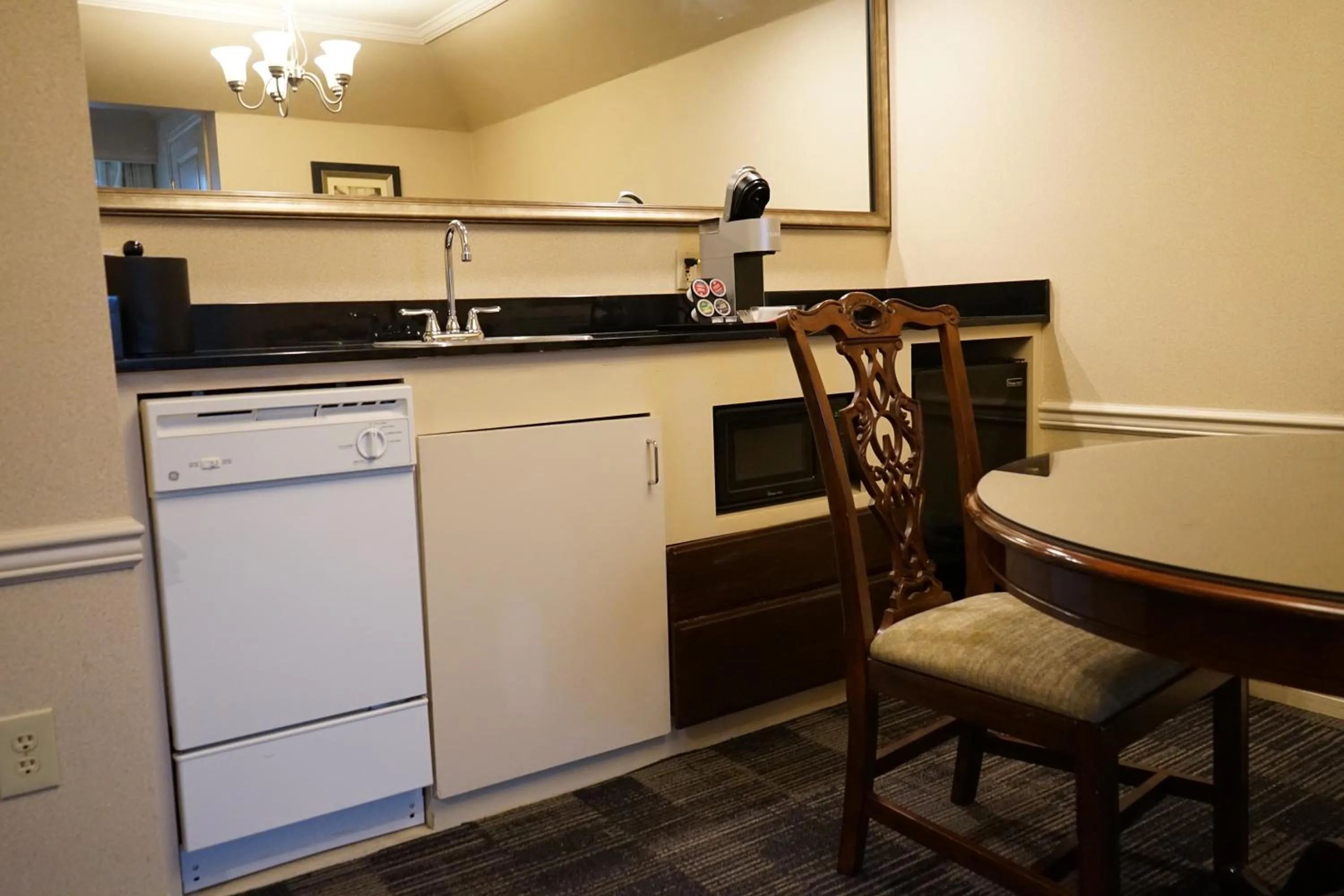 minibar in Wingate by Wyndham Bellingham Heritage Inn